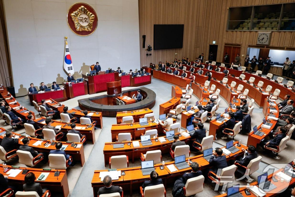 박정 국회 예산결산특별위원회 위원장이 29일 오후 서울 여의도 국회에서 열린 예결위 제13차 전체회의에서 국민의힘 의원들 퇴장 속에 정부 감액 예산안을 통과시키고 있다. 2024.11.29/뉴스1 ⓒ News1 안은나 기자