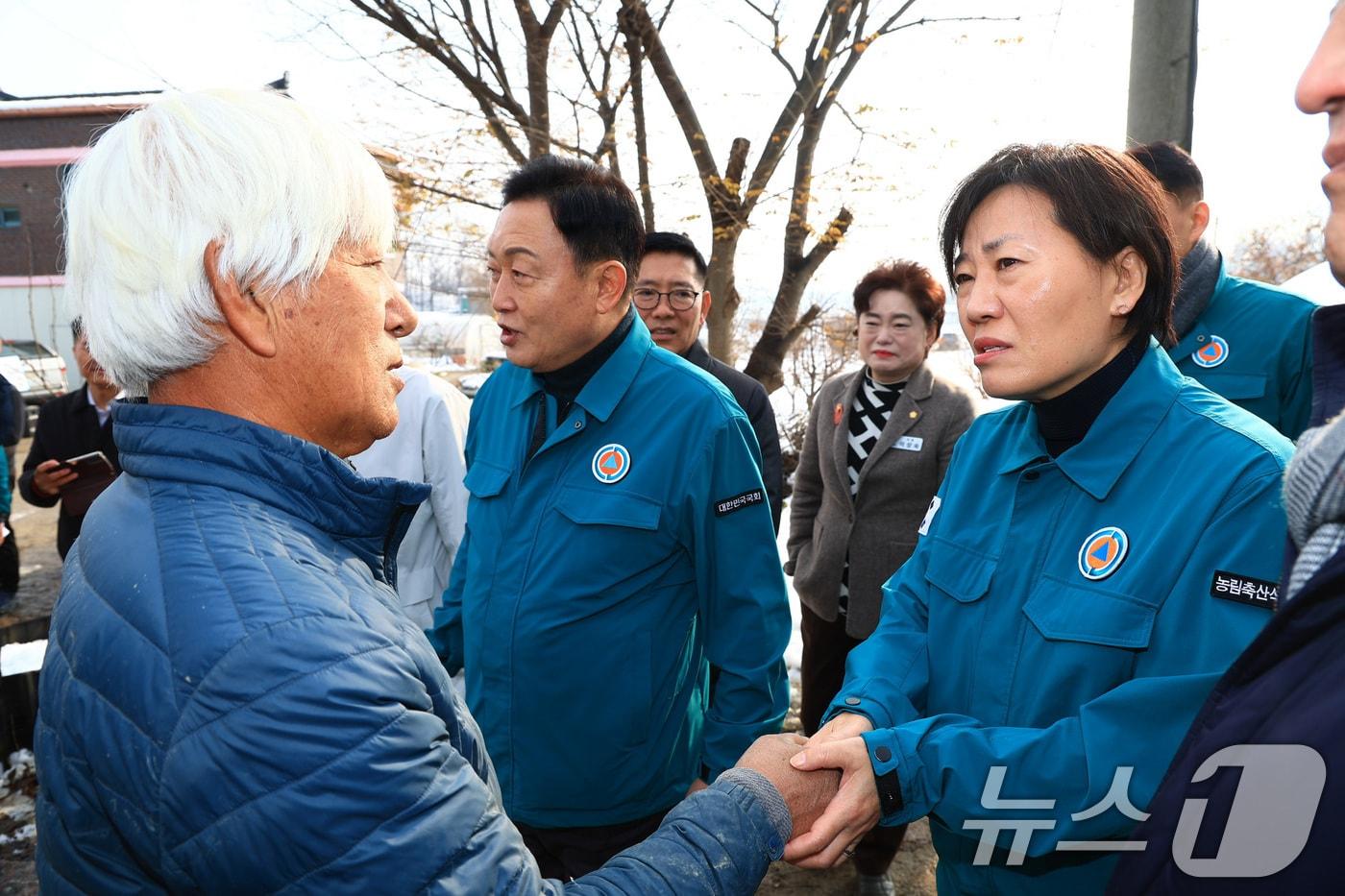 송미령 농림축산식품부 장관이 경기 여주의 대설 피해 농가를 방문해 피해 농민을 위로하고 있다. &#40;농림축산식품부 제공&#41; 2024.12.1/뉴스1