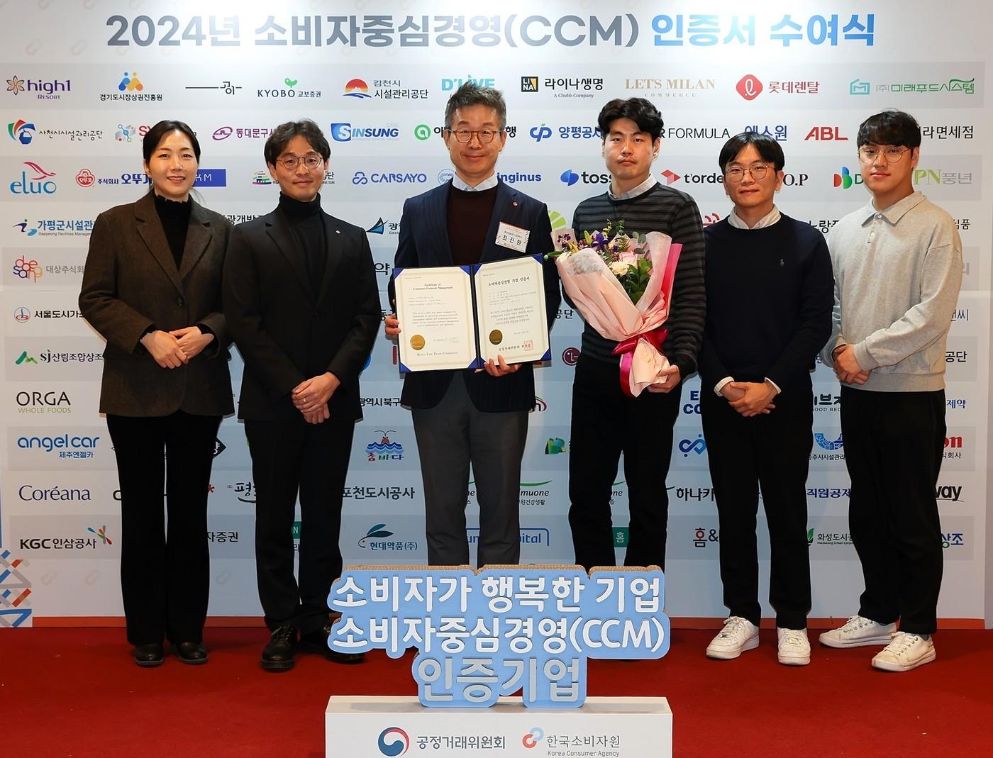 9일 서울 송파구 롯데호텔에서 열린 2024년 소비자중심경영&#40;CCM&#41; 인증서 수여식에서 최진환 롯데렌탈 대표이사&#40;가운데&#41;와 롯데렌탈 임직원들이기념사진을 촬영하고 있다&#40;롯데렌탈 제공&#41;. 2024.12.09.