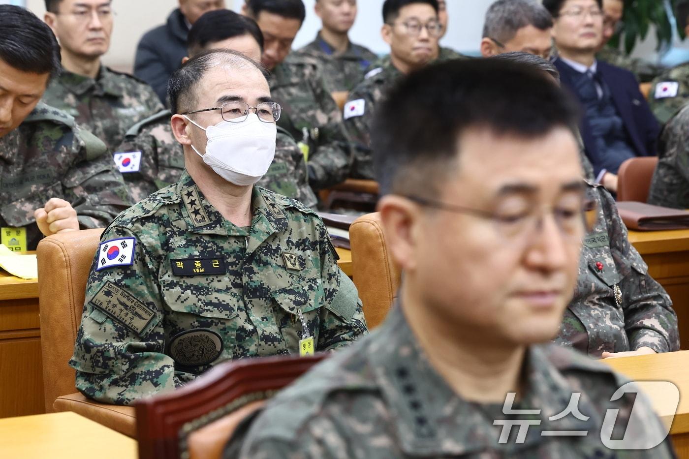 곽종근 특전사령관&#40;왼쪽&#41;과 박안수 육군참모총장&#40;전 계엄사령관&#41;이 지난달 10일 오전 서울 여의도 국회 국방위원회에서 열린 계엄 관련 긴급 현안질의에 출석해 있다./뉴스1 ⓒ News1 김민지 기자