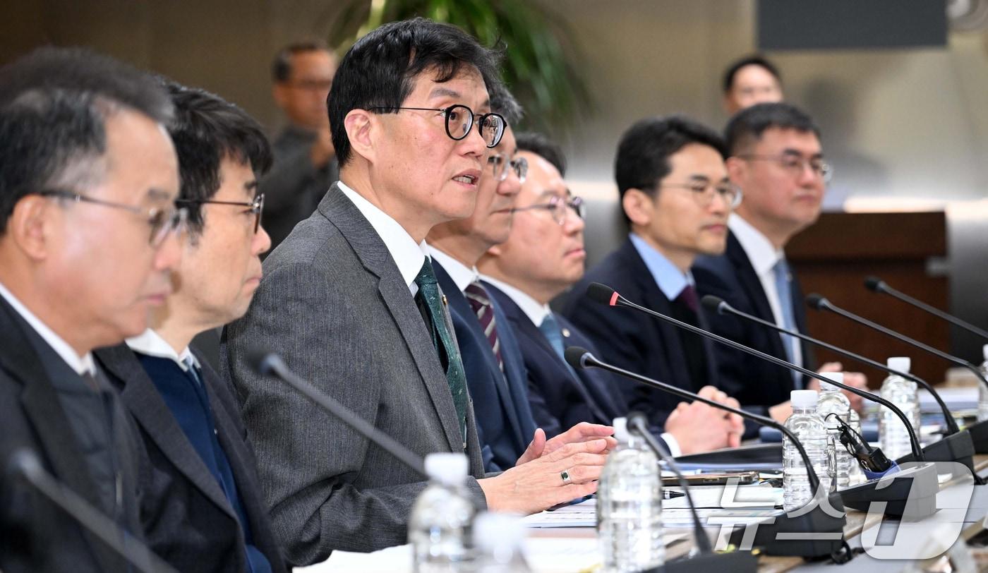 이창용 한국은행 총재가 10일 서울 중구 한국은행 본부에서 열린 야3당 긴급 경제상황 현장점검 회의에서 모두 발언을 하고 있다. &#40;공동취재&#41; 2024.12.10/뉴스1 ⓒ News1 송원영 기자