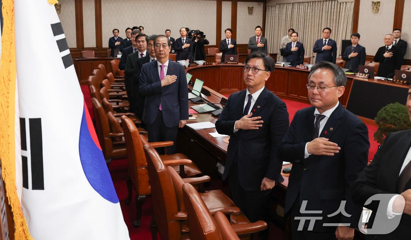 한덕수 국무총리가 10일 서울 종로구 정부서울청사에서 열린 국무회의에서 국무위원들과 함께 국민의례를 하고 있다. 2024.12.10/뉴스1 ⓒ News1 허경 기자