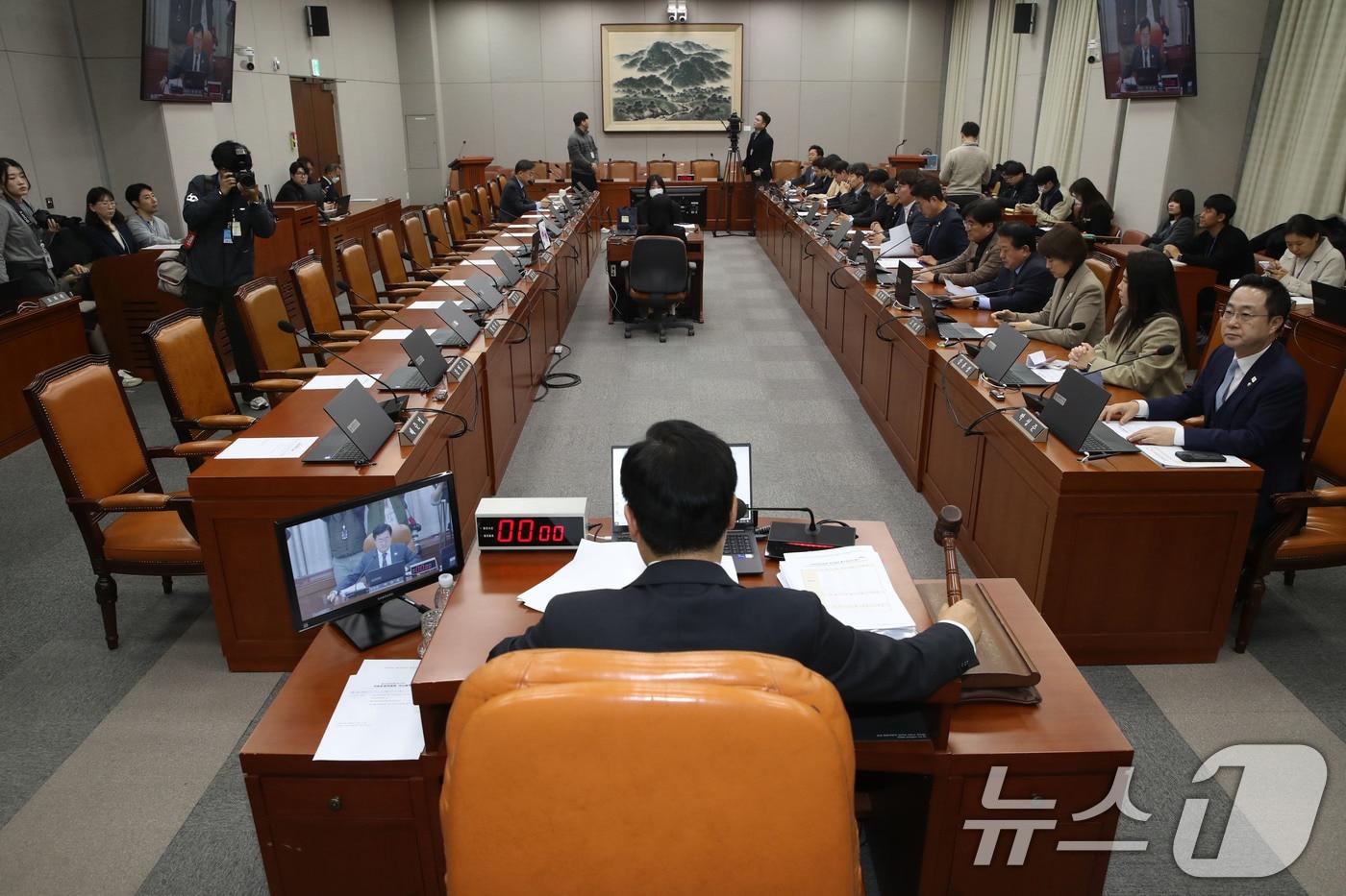 박찬대 국회 운영위원장이 10일 오전 서울 여의도 국회에서 열린 운영위원회 전체회의에서 긴급현안질문 실시여부 및 의사일정 협의의 건을 의결하고 있다. 이날 국민의힘 의원들은 전체회의에 불참해 자리가 비어있다. 2024.12.10/뉴스1 ⓒ News1 이광호 기자