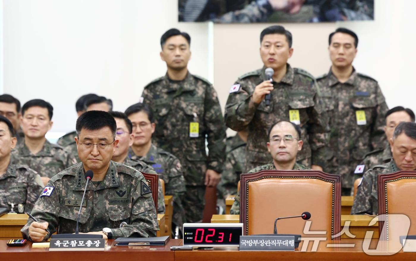 박안수 전 계엄사령관&#40;육군참모총장&#41;이 10일 오전 서울 여의도 국회 국방위원회에서 열린 계엄 관련 긴급 현안질의에서 정성우 방첩사 1처장 등의 증언을 듣고 있다. 2024.12.10/뉴스1 ⓒ News1 김민지 기자