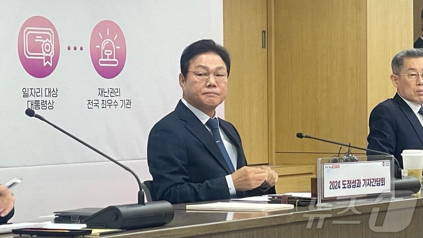 박완수 경남지사가 10일 도청에서 열린 기자간담회에서 취재진의 질문을 듣고 있다.2024.12.10/뉴스1 강정태 기자