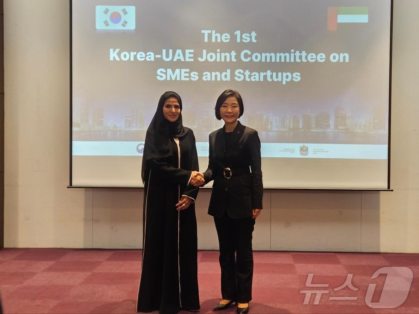 오영주 중소벤처기업부 장관&#40;오른쪽&#41;이 알리아 마즈루이 UAE 경제부 기업가정신 특임장관과 악수하고 있다. 2024.12.10/뉴스1 ⓒ News1 장시온 기자