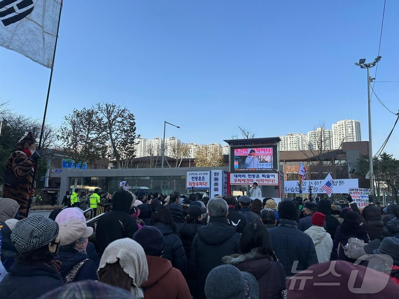 서울 강남구 도곡동 타워팰리스 앞에서 보수집회가 한동훈 대표를 규탄하는 시위를 진행하고 있다.