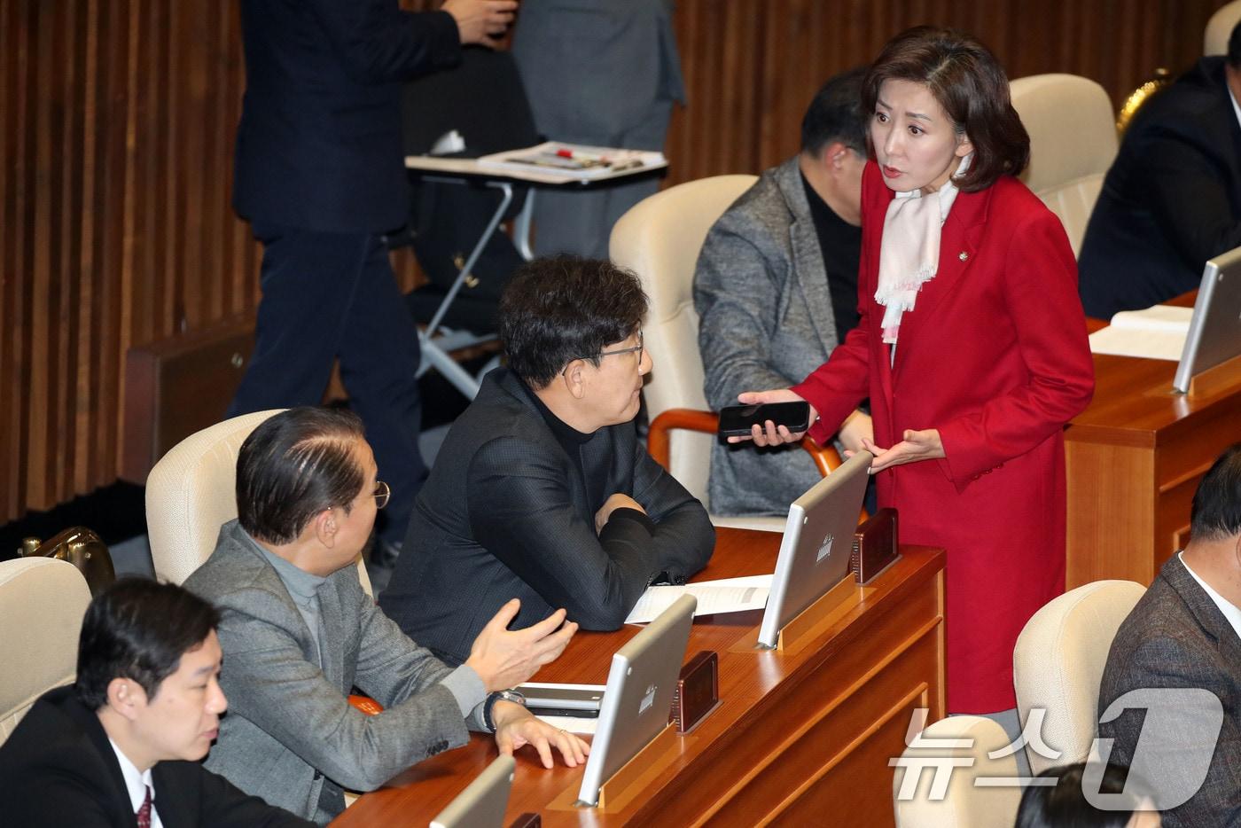 국민의힘 나경원, 권성동, 권영세 의원이 10일 오후 서울 여의도 국회에서 열린 본회의에서 대화하고 있다. 2024.12.10/뉴스1 ⓒ News1 이광호 기자