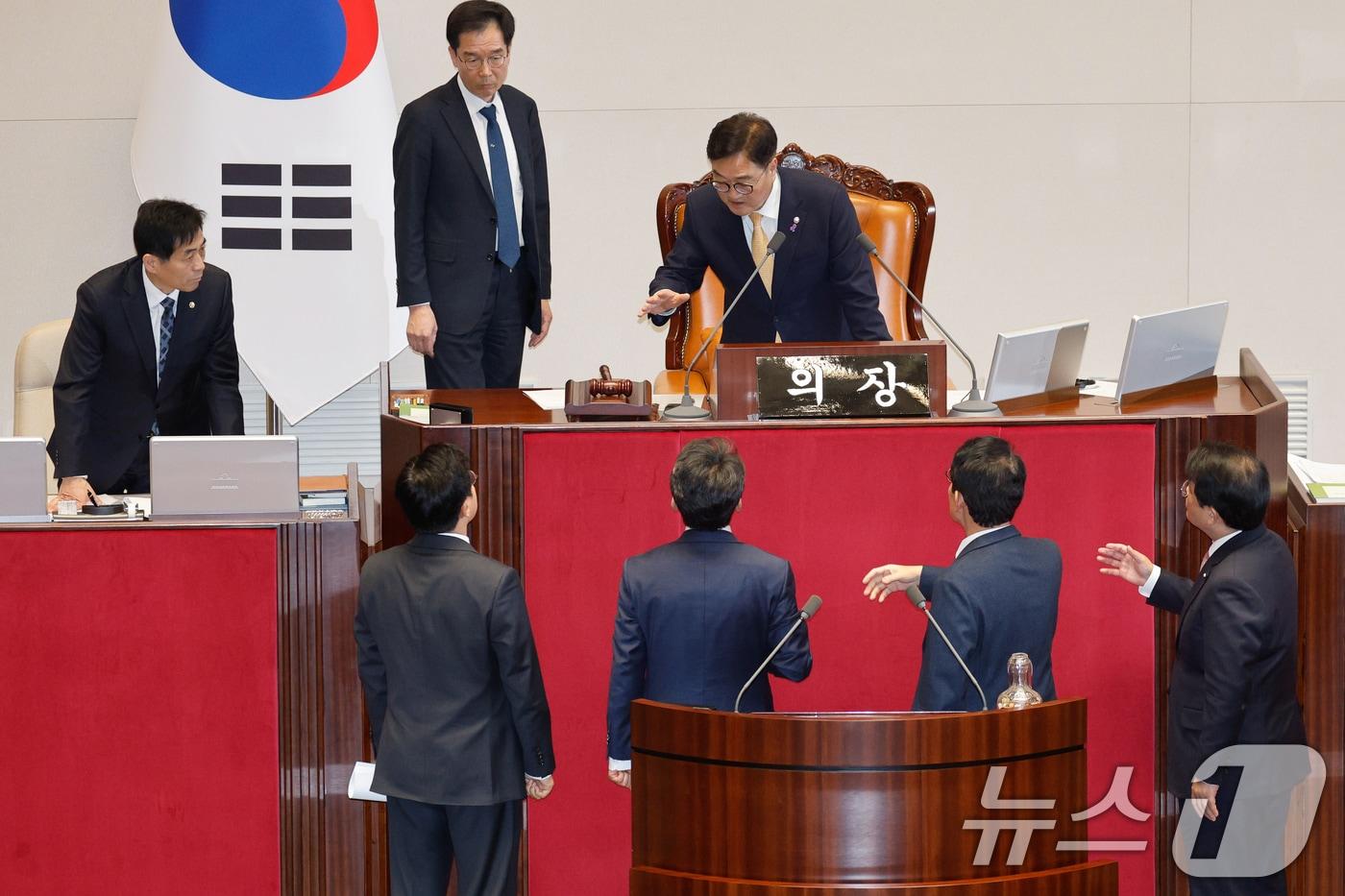 우원식 국회의장이 10일 오후 서울 여의도 국회에서 열린 본회의에서 2025년도 예산안 처리에 앞서 더불어민주당 진성준 정책위의장, 박찬대 원내대표, 국민의힘 김상훈 정책위의장, 배준영 원내수석부대표와 대화하고 있다. 2024.12.10/뉴스1 ⓒ News1 안은나 기자