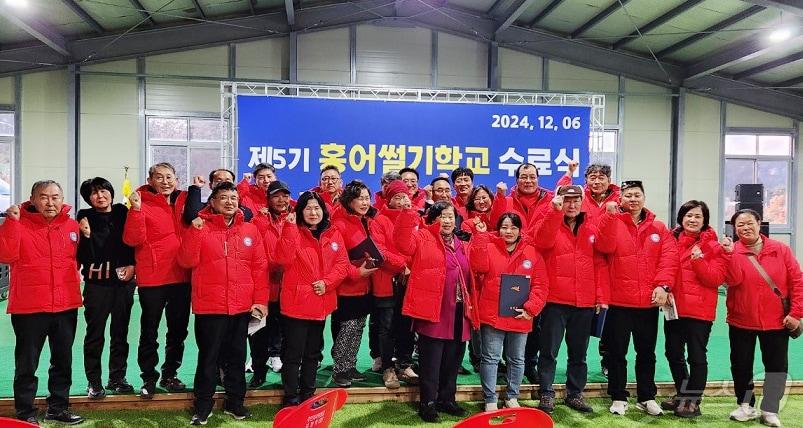 지난 6일 신안군 흑산면 게이트볼장에서 홍어 썰기 학교 제5기 수료생과 관계자들이 기념 촬영을 하고 있다.&#40;신안군 제공&#41;/뉴스1 