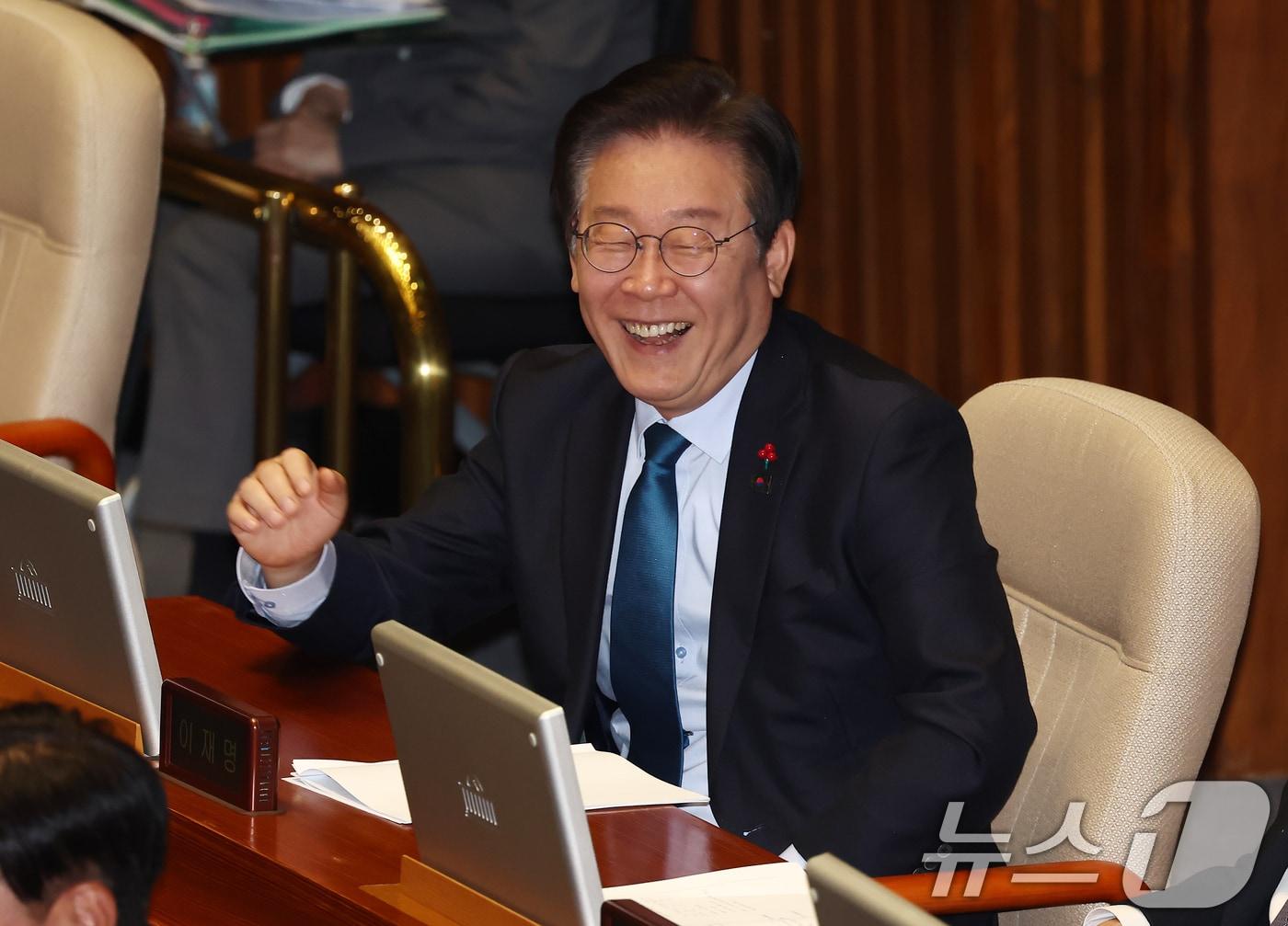 이재명 더불어민주당 대표가 10일 오후 서울 여의도 국회에서 열린 본회의에서 박수민 국민의힘 의원의 반대 토론에 웃음을 터트리고 있다. 2024.12.10/뉴스1 ⓒ News1 김민지 기자