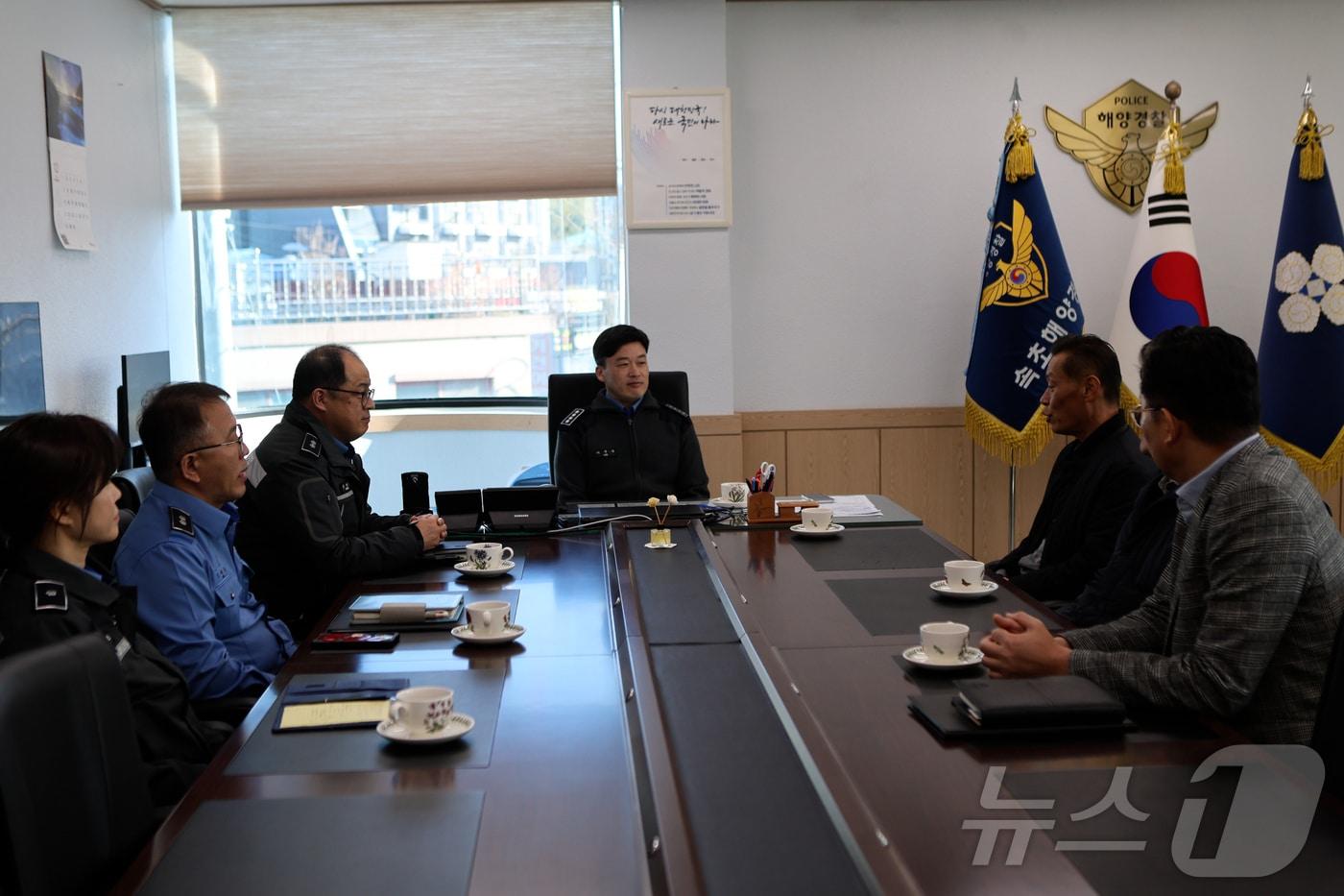 속초해양경찰서는 10일 오전 경찰서에서 한국해양교통안전공단과 동절기 해양사고 예방 업무회의를 개최했다.&#40;속초해경 제공&#41; 2024.12.10/뉴스1