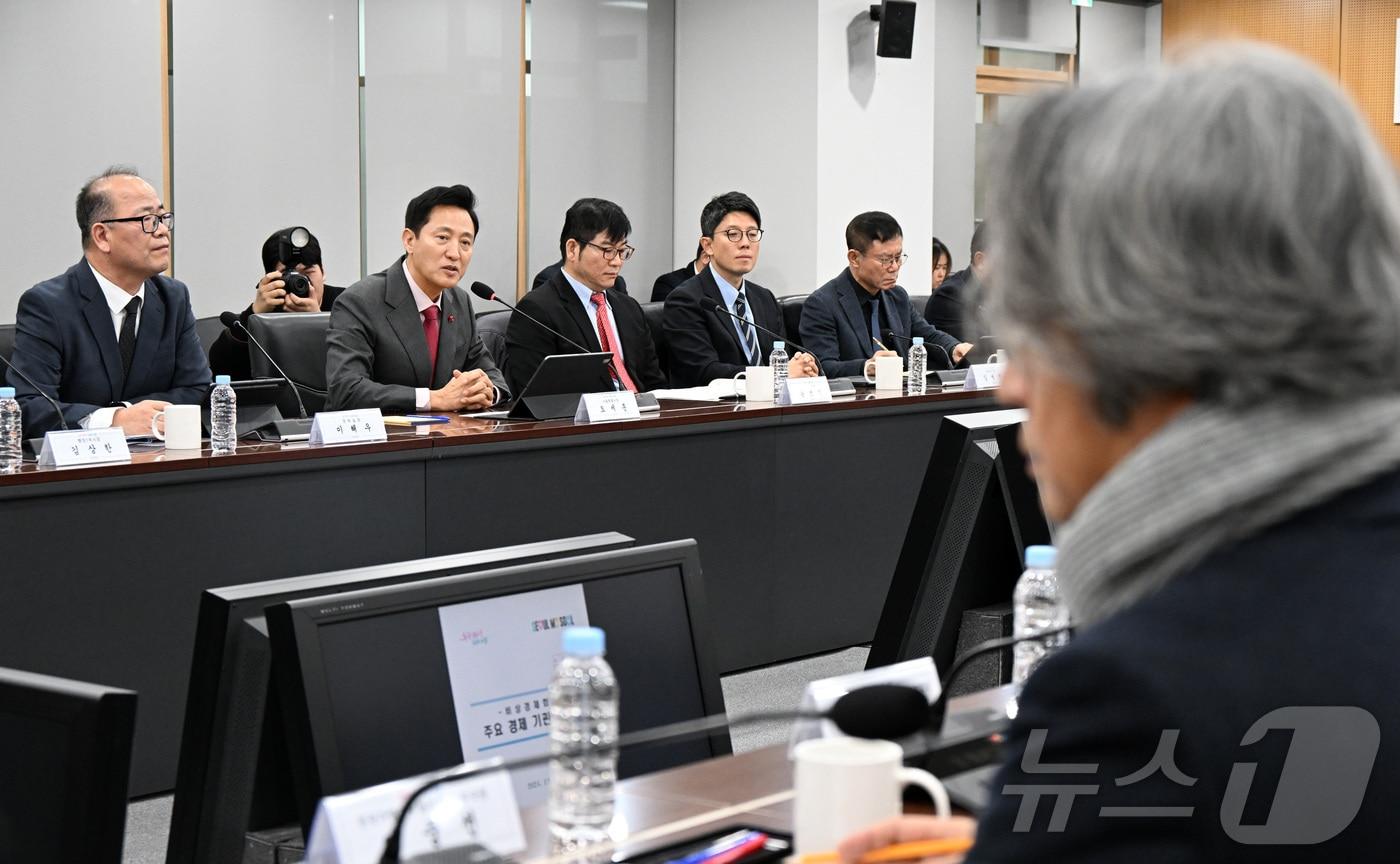 오세훈 서울시장이 10일 서울시청에서 열린 &#39;비상경제회의&#39;에서 모두발언 하고 있다.&#40;서울시 제공&#41;