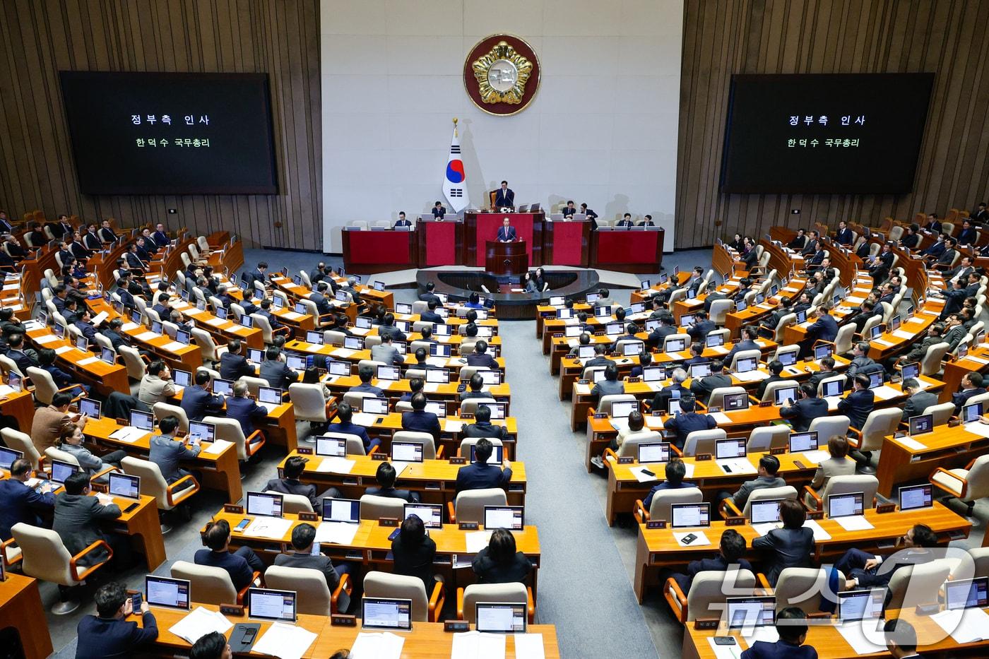 한덕수 국무총리가 10일 오후 서울 여의도 국회에서 열린 본회의에서 2025년도 예산안에 대한 수정안이 통과되자 정부측 인사말을 하고 있다. 2024.12.10/뉴스1 ⓒ News1 안은나 기자