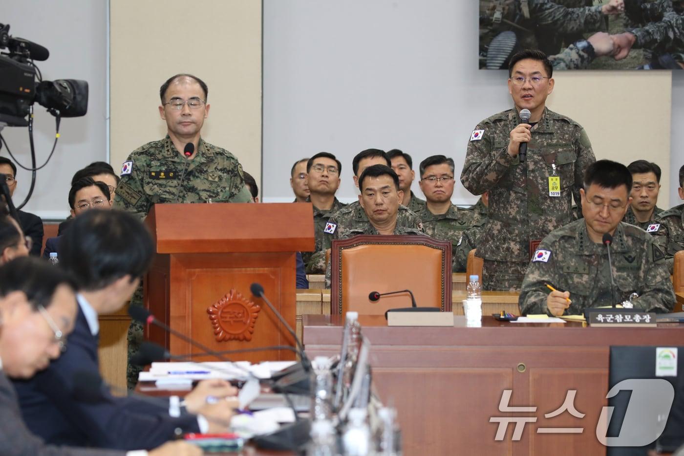 이진우 수도방위사령관이 10일 오후 서울 여의도 국회 국방위원회에서 열린 계엄 관련 긴급 현안질의에서 위원 질의에 답하고 있다. 왼쪽은 곽종근 특전사령관./뉴스1 ⓒ News1 이광호 기자