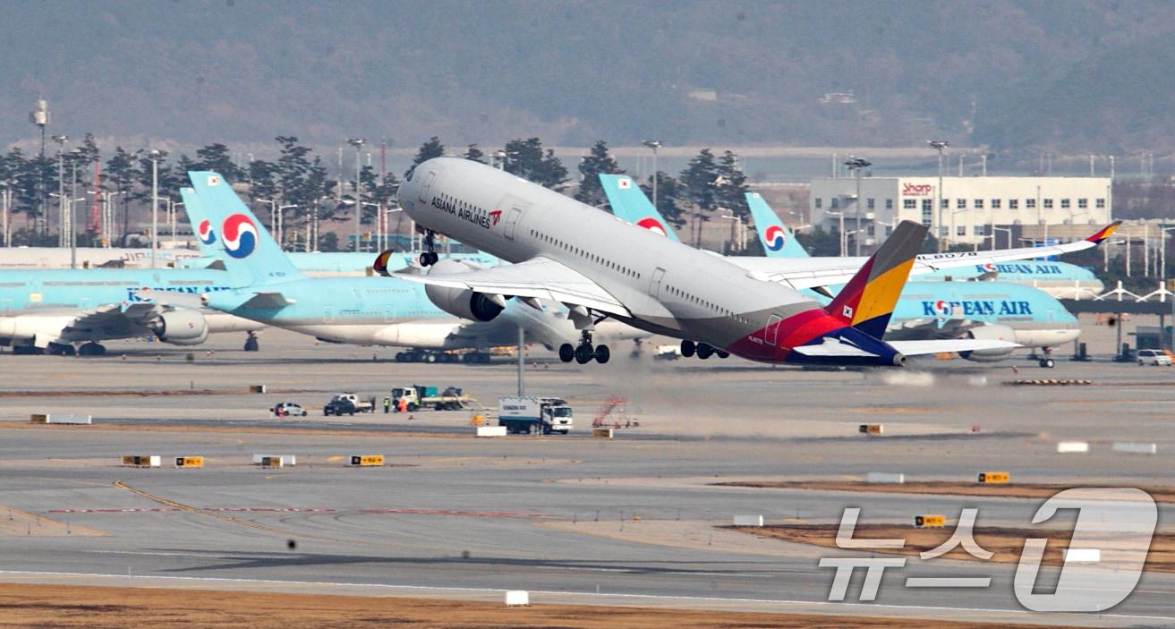 지난달. 11일 인천공항 계류장 및 활주로에 놓인 대한항공과 아시아나 비행기 모습. 2024.12.11/뉴스1 ⓒ News1 이승배 기자