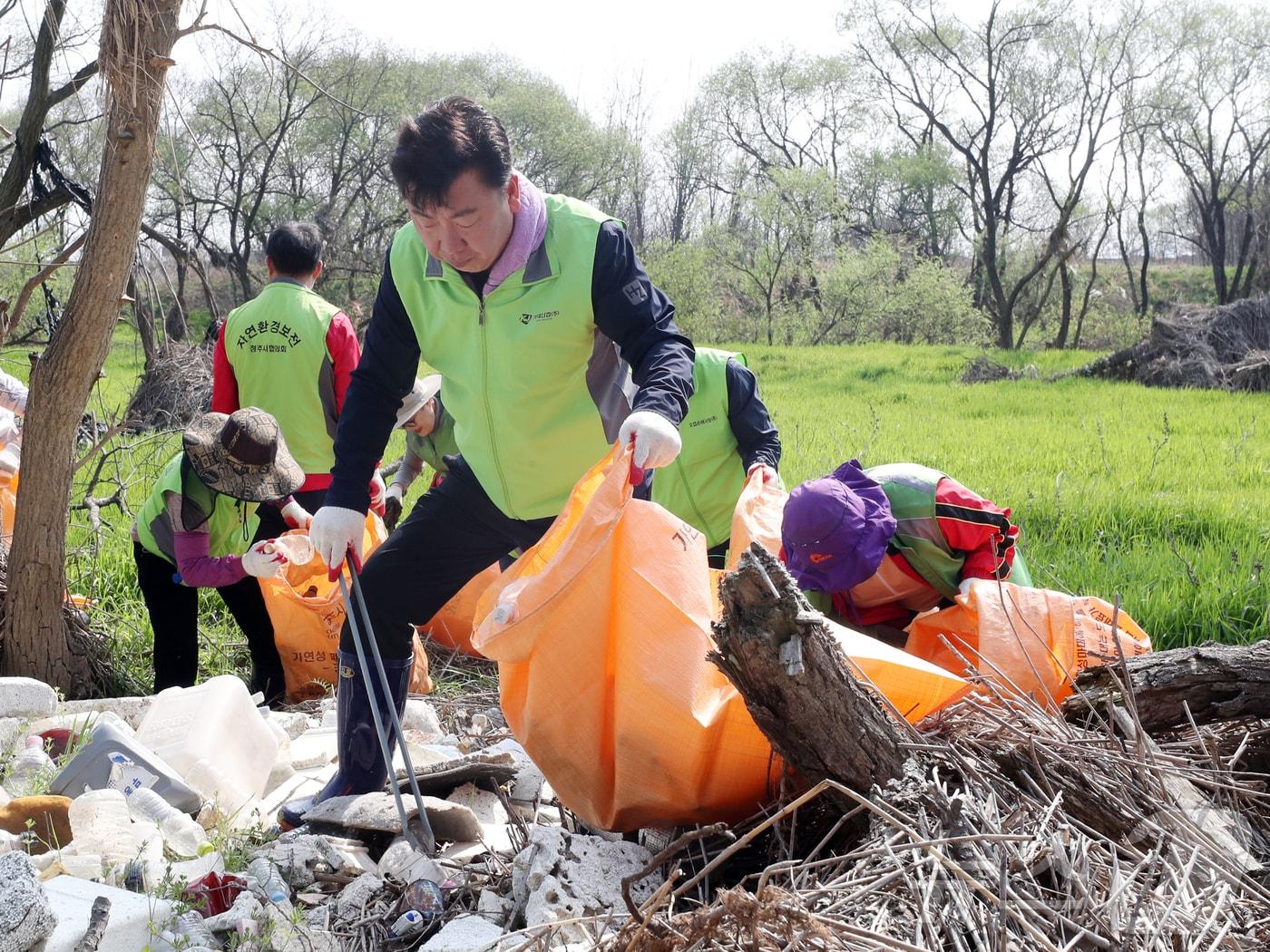 맑고 깨끗한 청주 만들기에 참여하고 있는 이범석 청주시장&#40;청주시 제공&#41;.2024.12.11/뉴스1