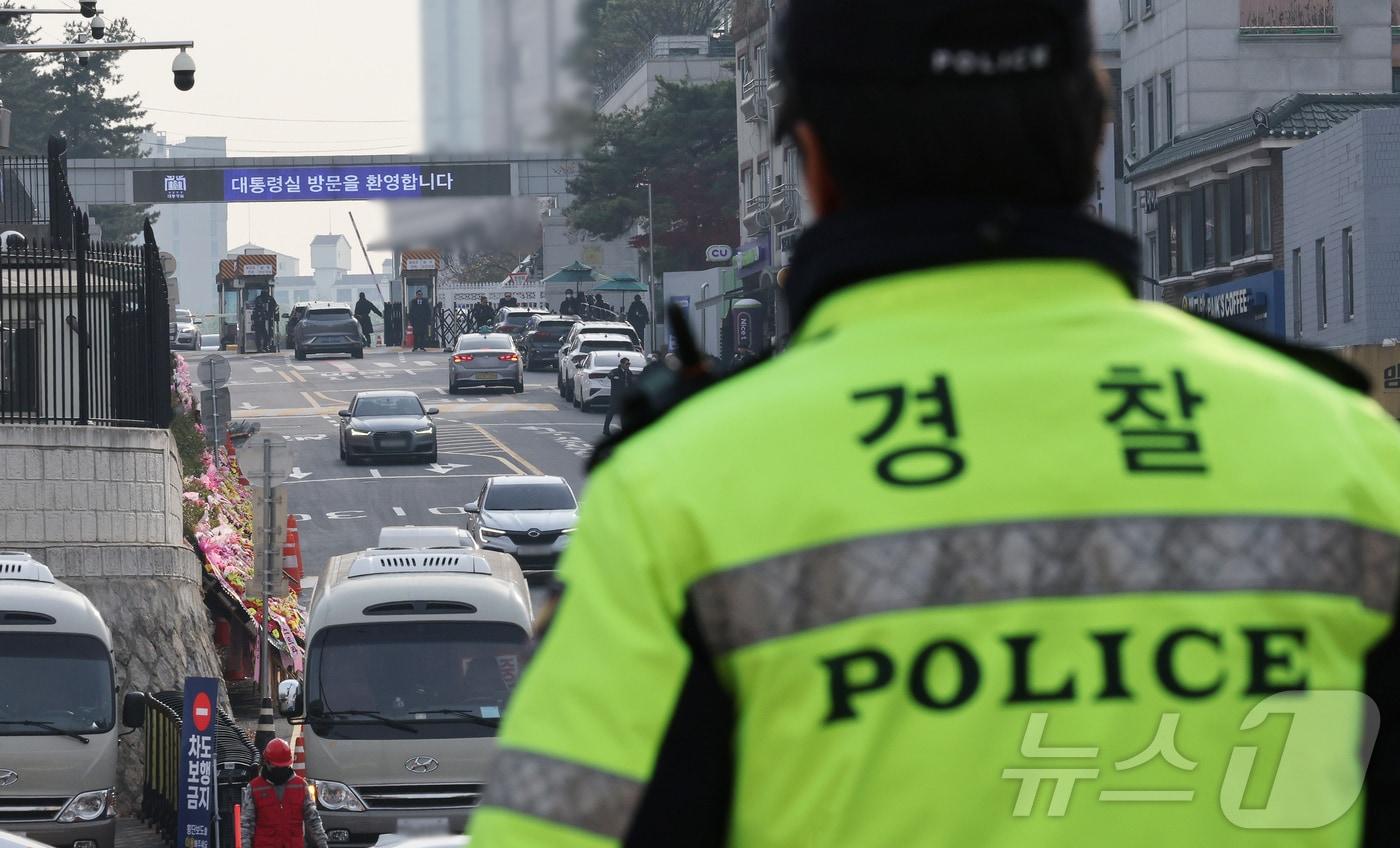 11일 오후 서울 용산구 대통령실 출입문 앞 도로에 윤석열 대통령 지지자들이 보낸 화환이 놓여 있다. 2024.12.11/뉴스1 ⓒ News1 장수영 기자