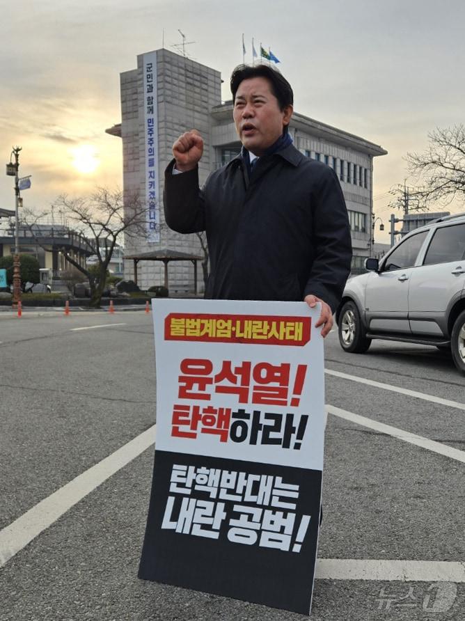 박정현 부여군수가 1인 시위를 하고 있다.&#40;독자 제공&#41;/뉴스1