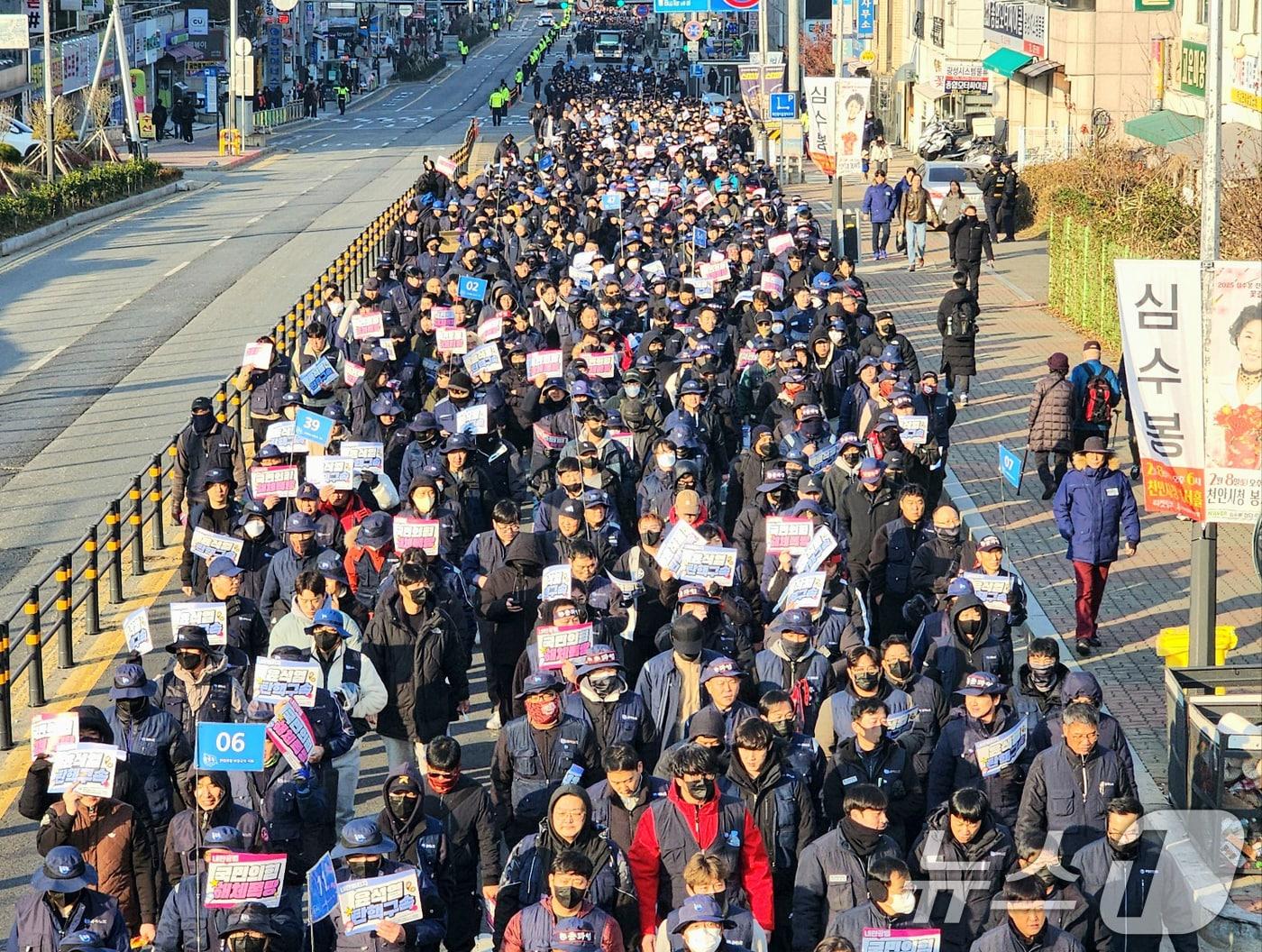 민주노총 세종충남본부 소속 조합원들이 11일 충남 천안 신부동 신세계백화점 앞에서 총파업 결의대회를 마치고 윤석열 퇴진을 촉구하며 국민의힘 충남도당까지 행진하고 있다. 2024.12.11/뉴스1 ⓒ News1 이시우 기자