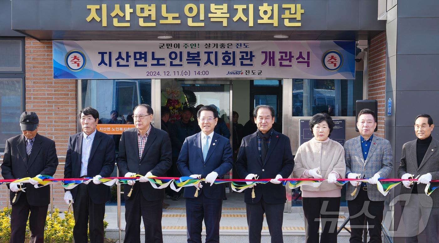 김영록 전라남도지사가 11일 진도군 지산면 노인복지회관 개관식에 참석해 내빈들과 테이프커팅을 하고 있다. &#40;전남도 제공&#41; 2024.12.11/뉴스1 