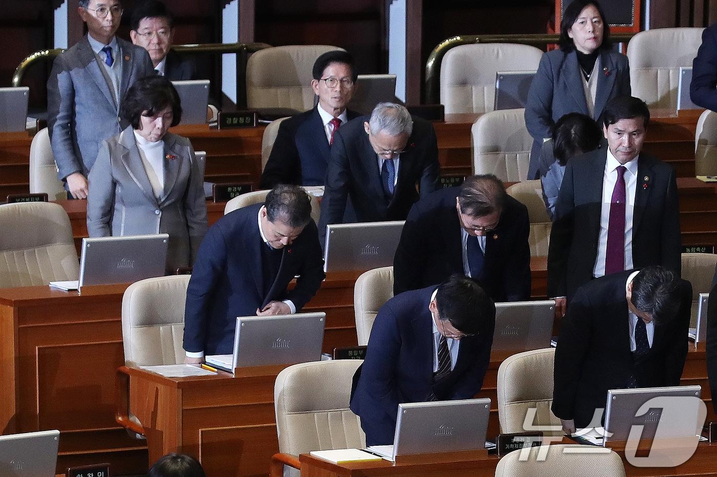 김문수 고용노동부장관이 11일 오후 서울 여의도 국회에서 열린 제419회국회&#40;임시회&#41; 제1차 본회의 윤석열 대통령 위헌적 비상계엄 선포 내란행위 관련 긴급현안질문에서 계엄 사태와 관련해 국무위원들이 자리에서 일어나 국민들에게 허리 숙여 사과하고 있는 가운데 자리를 지키고 있다. 2024.12.11/뉴스1 ⓒ News1 이광호 기자