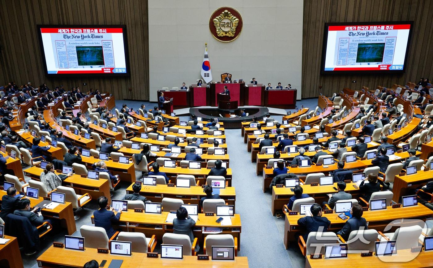 한덕수 국무총리를 비롯한 국무위원들이 11일 오후 서울 여의도 국회에서 열린 제419회국회&#40;임시회&#41; 제1차 본회의에서 최형두 국민의힘 의원의 윤석열 대통령 위헌적 비상계엄 선포 내란행위 관련 긴급현안질문을 듣고 있다. 2024.12.11/뉴스1 ⓒ News1 안은나 기자