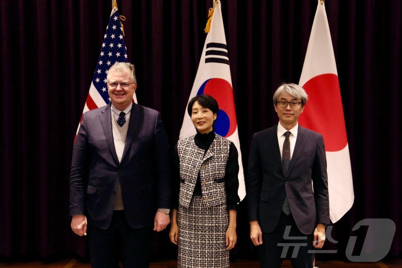 정의혜 인도태평양 특별대표와 대니얼 크리튼브링크 미 국무부 동아태차관보 고베 야스히로 일본 외무성 총합외교정책국장&#40;차관보급&#41;이  11일 일본 도쿄에서 제2차 인도-태평양 대화를 개최했다. &#40;외교부 제공&#41;