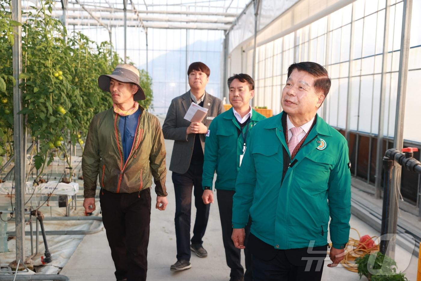 11일 이상근 군수가 관내 토마토 농가를 방문해 시설물을 점검하고 있다.&#40;고성군 제공&#41;