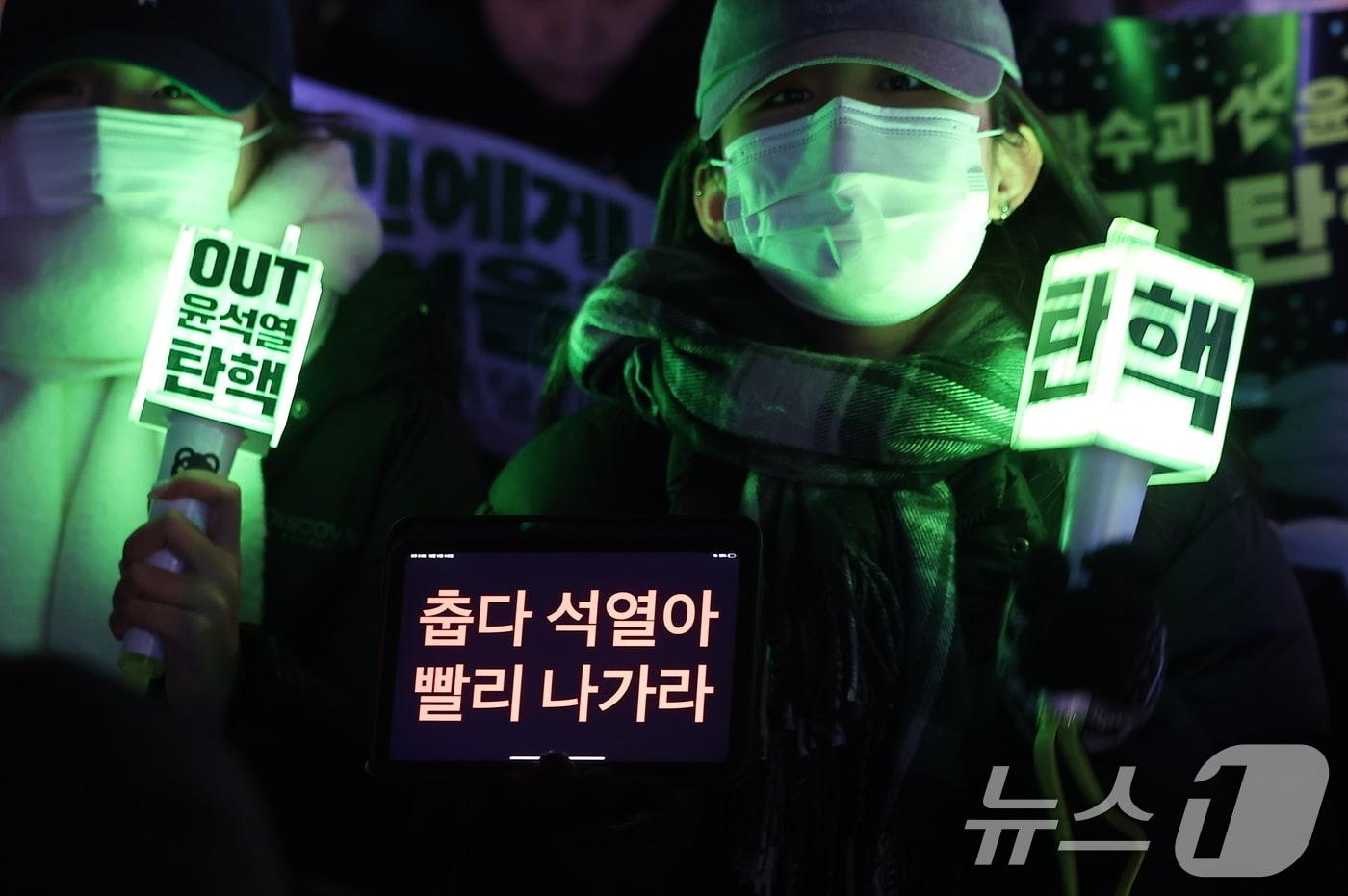 11일 오후 서울 영등포구 여의도 국회 앞에서 열린 &#39;윤석열 즉각 탄핵 구속 촉구 촛불문화제&#39;에서 참가자들이 응원봉과 손팻말을 들고 있다. 2024.12.11/뉴스1 ⓒ News1 김진환 기자