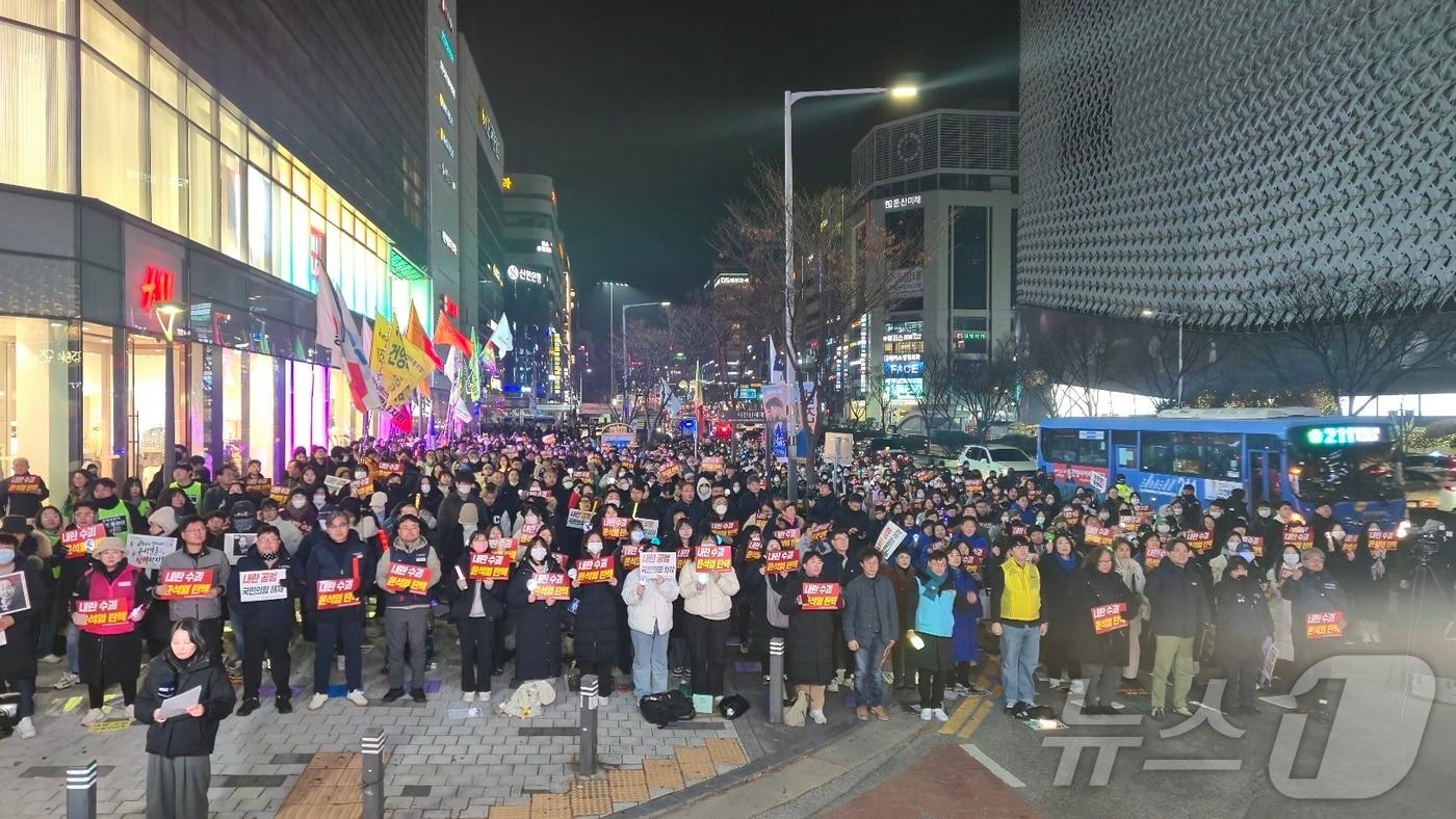 윤석열정권퇴진대전운동본부를 비롯해 시민사회단체 구성원들이 11일 저녁 대전 서구 은하수네거리 일대에서 윤석열 대통령의 퇴진을 촉구하고 있다 2024.12.11 /뉴스1 ⓒ News1 허진실 기자 