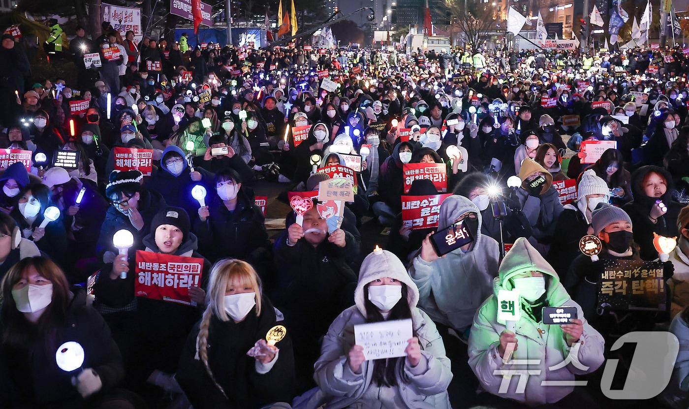 11일 오후 서울 영등포구 여의도 국회 앞에서 열린 &#39;윤석열 즉각 탄핵 구속 촉구 촛불문화제&#39;에서 참가자들이 응원봉과 손팻말을 들고 있다. 2024.12.11/뉴스1 ⓒ News1 김진환 기자