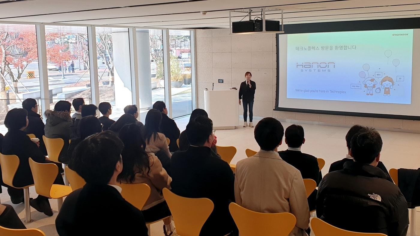 한온시스템 직원들이 합병을 앞두고 경기 성남의 한국앤컴퍼니그룹 본사 사옥 &#39;테크노플렉스&#39;를 방문한 모습&#40;한국앤컴퍼니 제공&#41;. 2024.12.12.