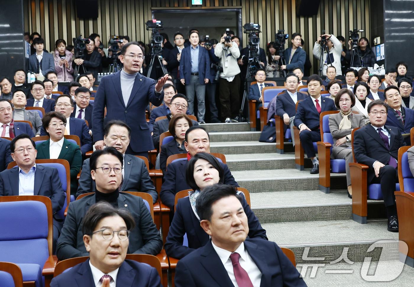 12일 오전 서울 여의도 국회에서 열린 2024 원내대표 선출 선거 의원총회에서 임종득 국민의힘 의원이 한동훈 대표가 인사말 도중 윤석열 대통령 탄핵 찬성에 관해 얘기하자 이에 항의하고 있다. 2024.12.12/뉴스1 ⓒ News1 김민지 기자