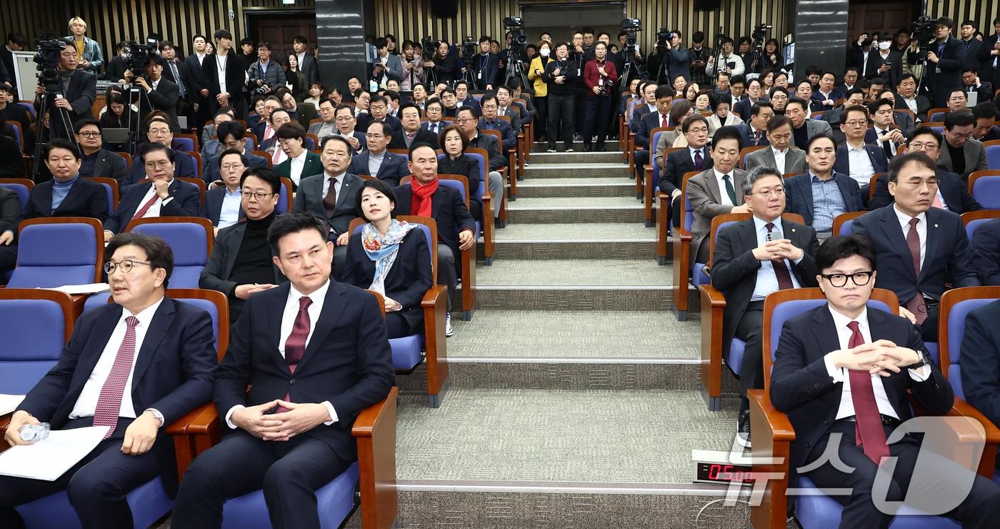 한동훈 국민의힘 대표가 12일 오전 서울 여의도 국회에서 열린 원내대표 선출 의원총회에서 굳은 표정을 보이고 있다. 앞줄 왼쪽은 원내대표 후보인 권성동 의원과 김태호 의원. 2024.12.12/뉴스1 ⓒ News1 김민지 기자