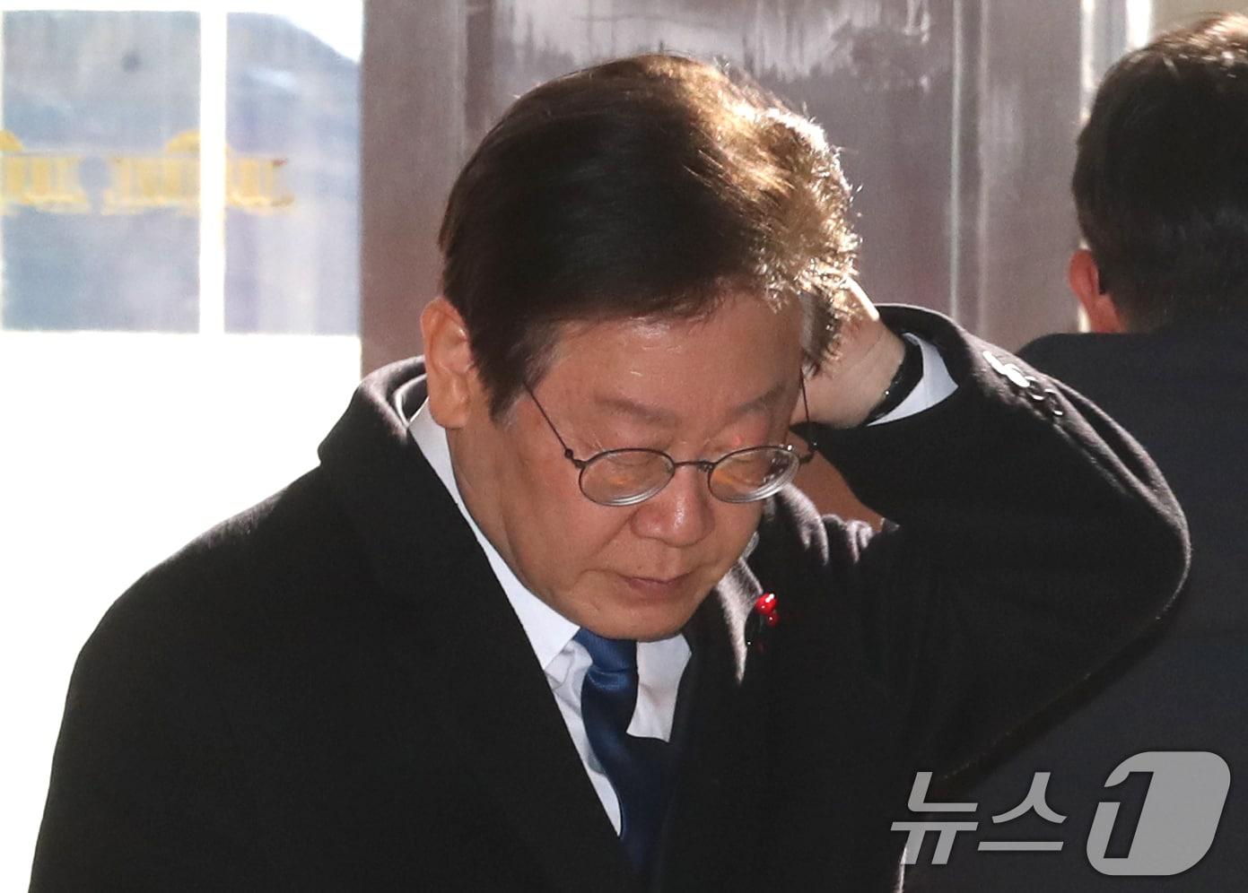 이재명 더불어민주당 대표가 12일 오전 윤석열 대통령의 대국민 담화 발표 직후 서울 여의도 국회 본청으로 들어서고 있다. 2024.12.12/뉴스1 ⓒ News1 이광호 기자