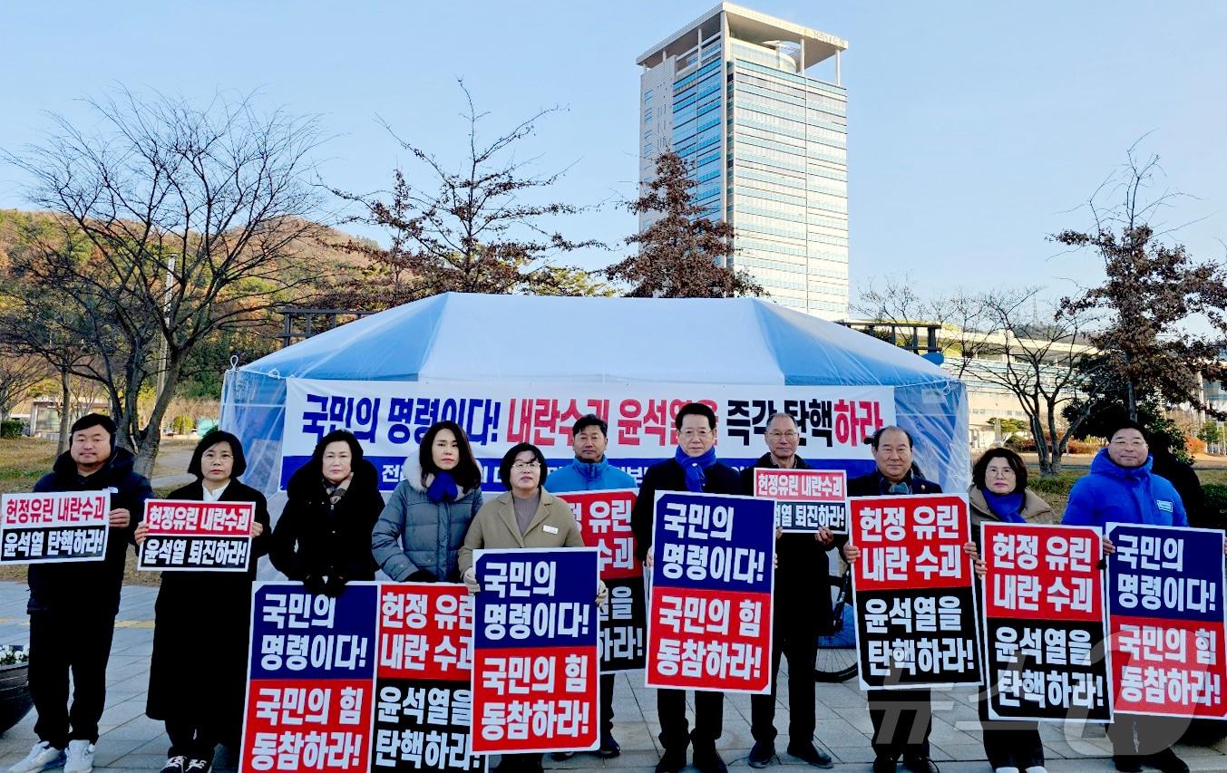 김영록 전라남도지사가 지난 12일 오전 전남도청 앞 ‘윤석열 탄핵 및 국민의 힘 정당 해산을 촉구’하는 전남도의원 탄핵촉구 릴레이 시위장을 방문했다. &#40;독자 제공&#41; 2024.12.12/뉴스1 