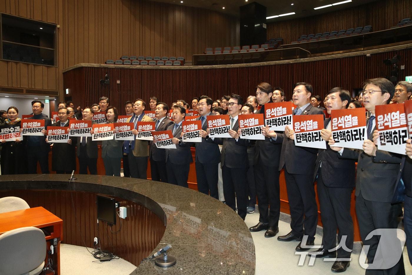 박찬대 더불어민주당 원내대표를 비롯한 의원들이 12일 오후 서울 여의도 국회에서 열린 의워총회에서 윤석열 대통령 탄핵 구호를 외치고 있다. 2024.12.12/뉴스1 ⓒ News1 이광호 기자