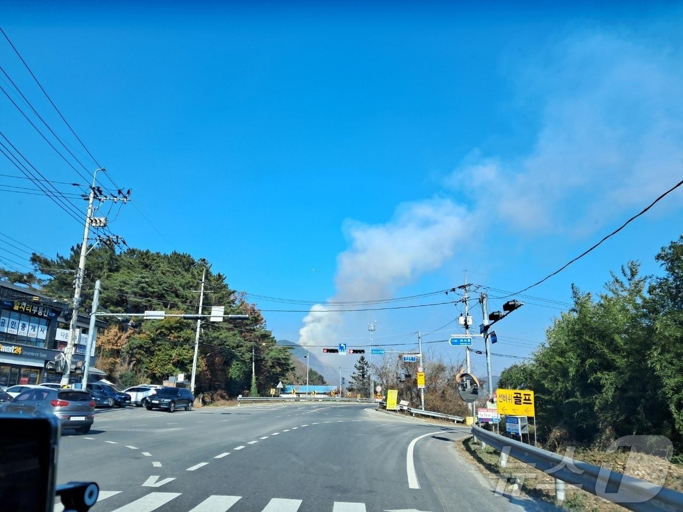 12일 울산 울주 범서읍 야산에서 발생한 산불.&#40;울산소방본부제공&#41;