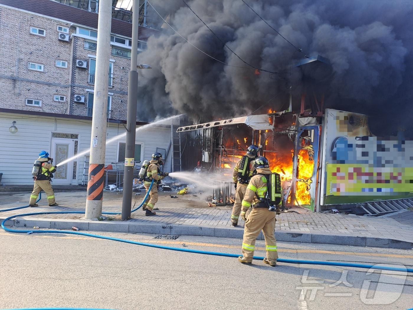 12일 오후 12시 17분께 전북 전주시 완산구 평화동 한 조립식건물에서 불이 났다.&#40;전북자치도소방본부 제공&#41; 2024.12.12/뉴스1