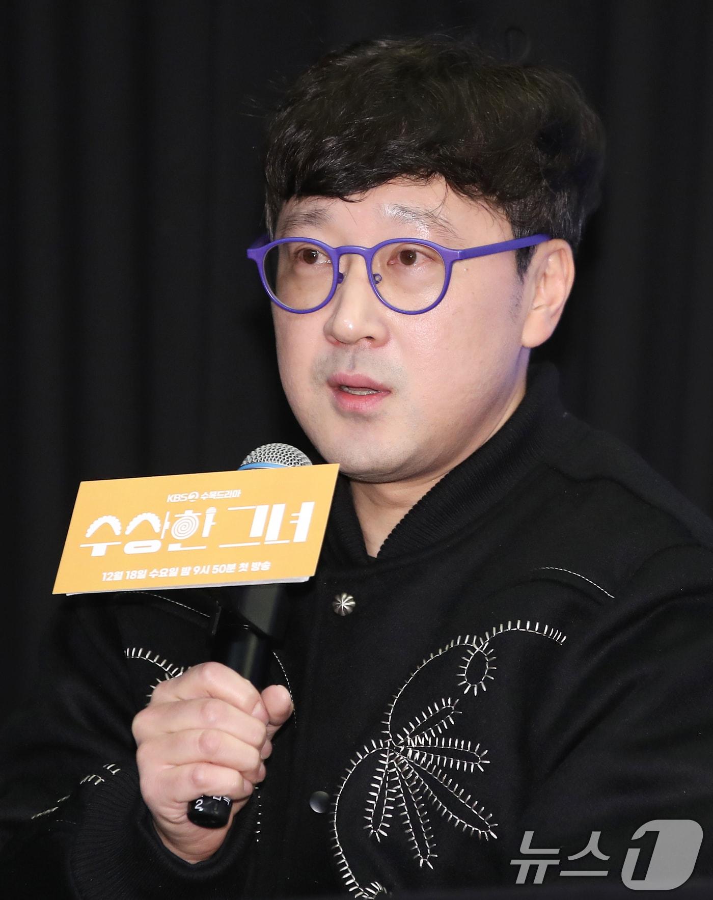 박용순 감독이 12일 서울 마포구 스탠포드호텔코리아에서 열린 KBS 2TV 드라마 &#39;수상한 그녀&#39; 제작발표회에서 인사말을 하고 있다. &#39;수상한 그녀&#39;는 칠십 대 할머니 오말순&#40;김해숙 분&#41;이 하루아침에 스무 살 오두리&#40;정지소&#41;로 변하게 된 뒤 젊은 시절 못다 했던 꿈을 이루기 위해 다시 한 번 가수에 도전하며 빛나는 전성기를 즐기게 되는 로맨스 음악 성장 드라마다. 2024.12.12/뉴스1 ⓒ News1 권현진 기자