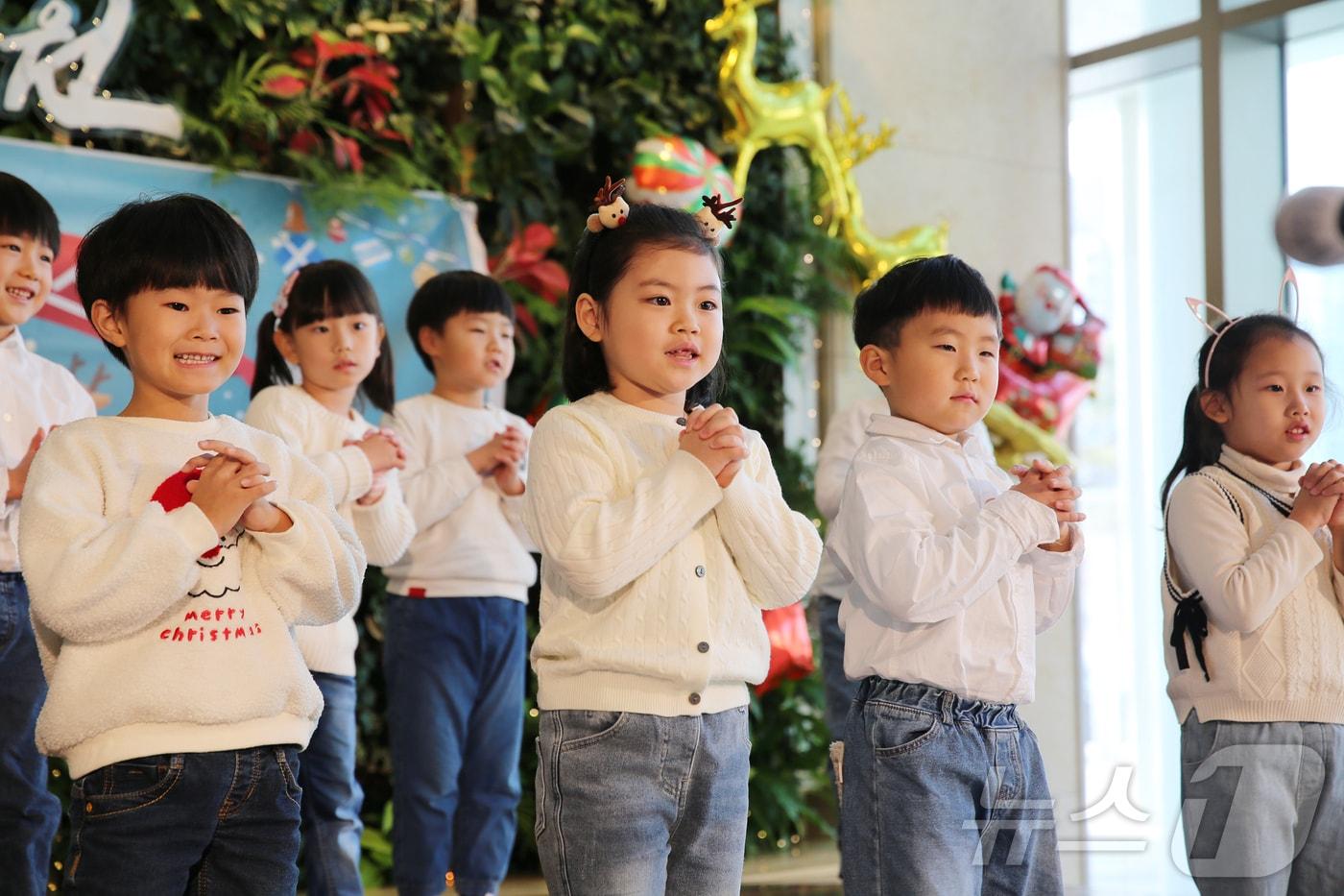  12일 대전 서구 건양대병원 로비에서  ‘환우를 위한 힐링음악회’가 열려 병원 직장어린이집 원아들이 캐롤을 부르고 있다. &#40;건양대병원 제공&#41;/뉴스1