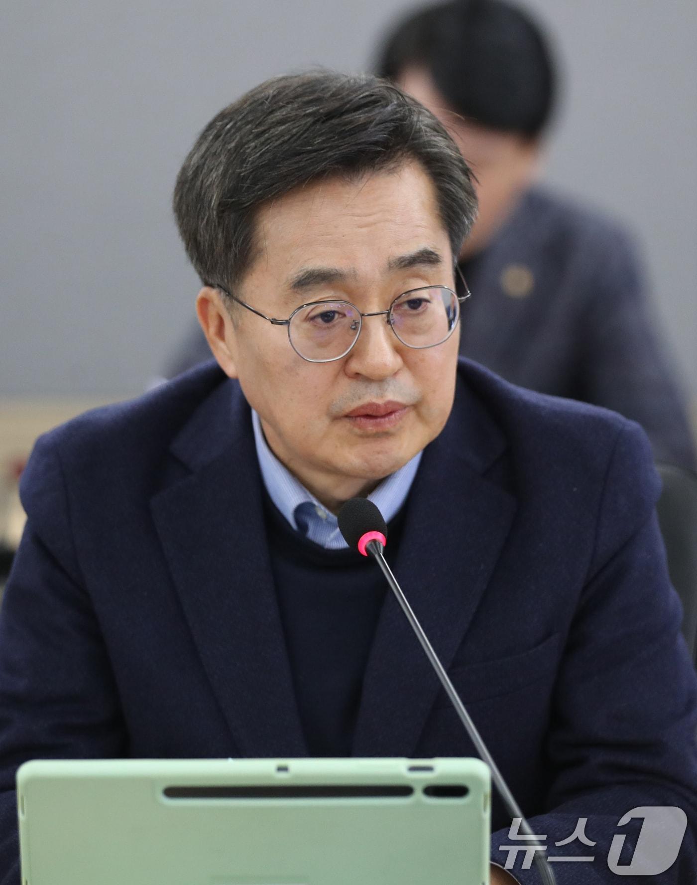 김동연 경기도지사가 12일 오후 경기 수원시 영통구 경기도청에서 열린 &#39;경기 비상민생 경제회의&#39;에서 모두발언을 하고 있다. 2024.12.12/뉴스1 ⓒ News1 김영운 기자