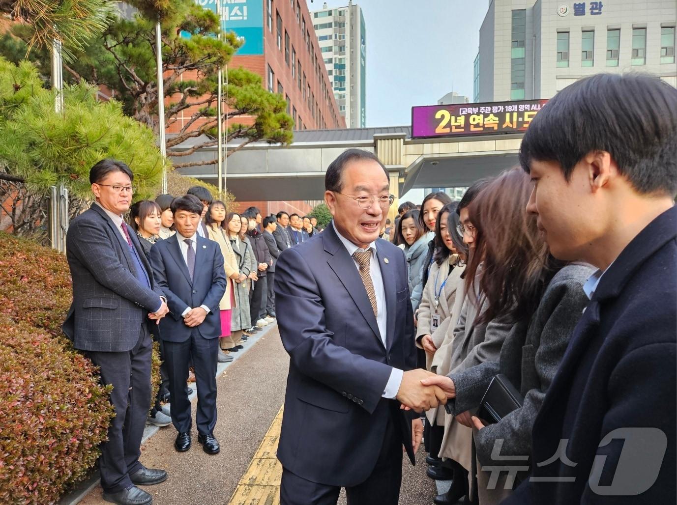 하윤수 전 부산시교육감이 12일 교육청 앞에서 &#39;사전 선거운동&#39;에 대한 대법원 판결에 대한 입장을 밝힌 뒤 직원들과 인사하고 있다.2024.12.12/ 뉴스1 ⓒ News1 조아서 기자