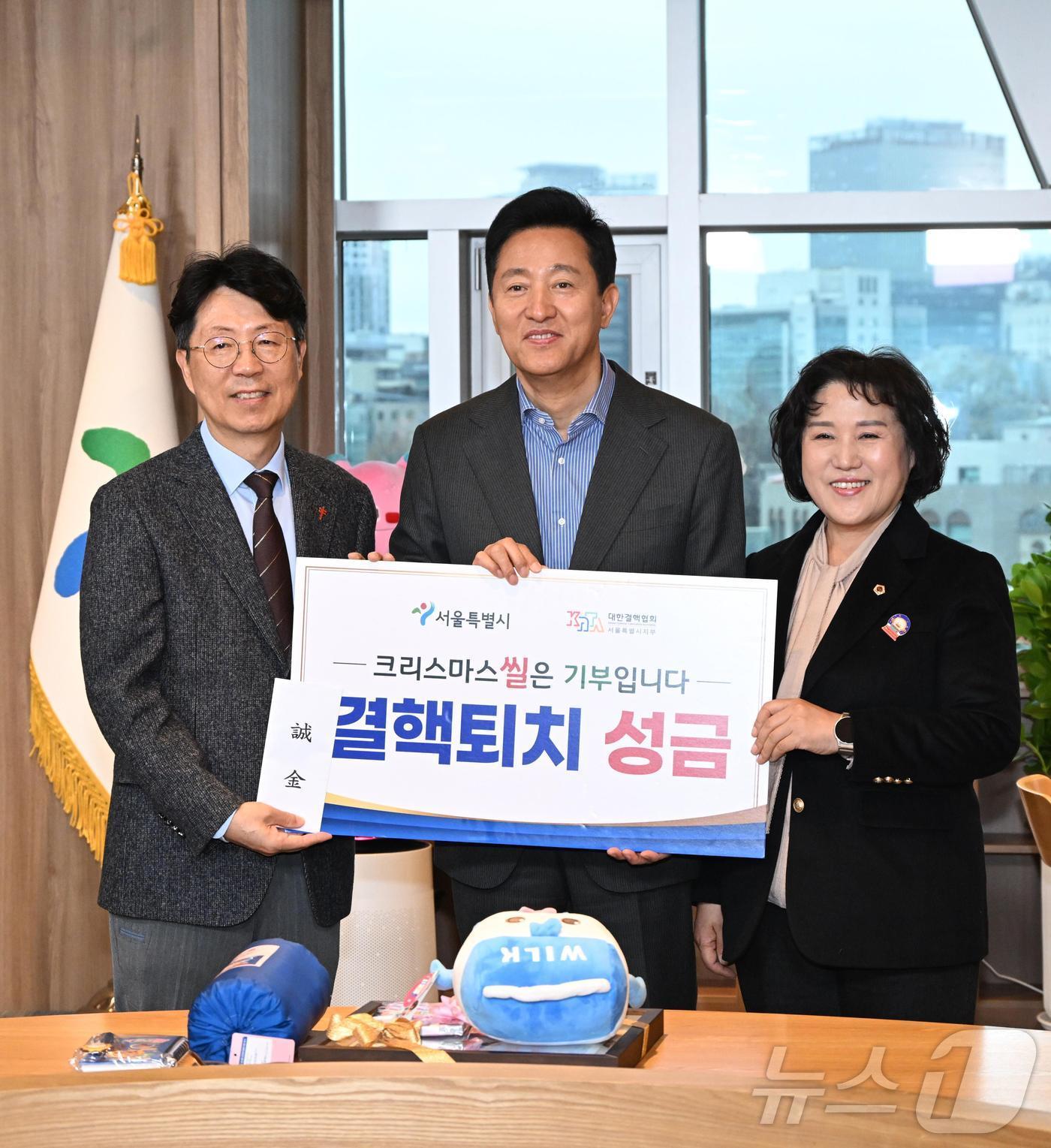 오세훈 서울시장이 12일 열린 ‘2024 크리스마스 씰 및 성금 전달식’에서 대한결핵협회 김동석 서울시지부회장에게 성금을 전하고 있다.&#40;좌측에서 첫 번째 김동석 대한결핵협회 서울시지부 회장, 두 번째 오세훈 서울시장, 세 번째 봉양순 서울시의회 의원‧대한결핵협회 서울시지부 부회장&#41;. 