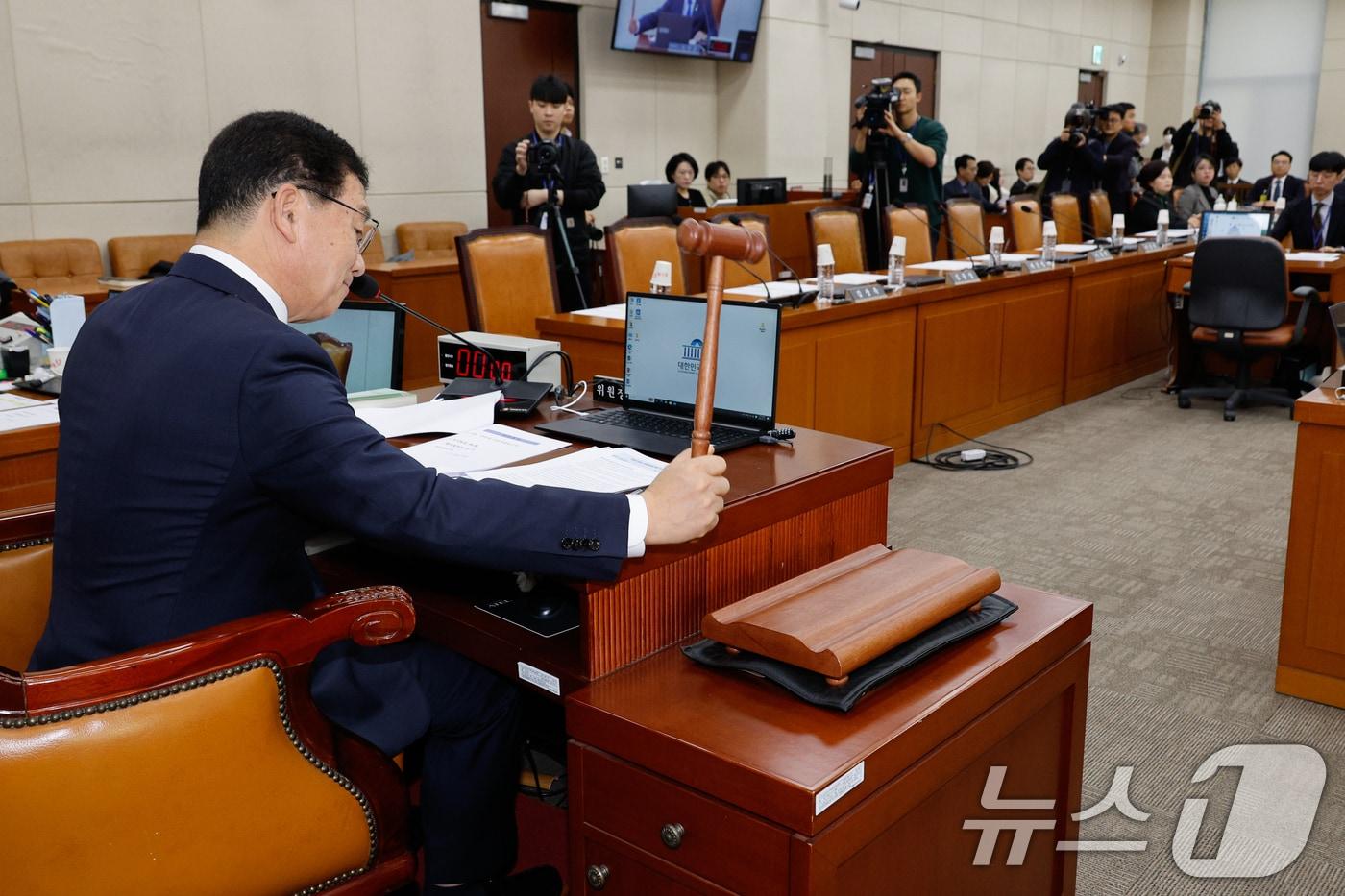 신정훈 국회 행정안전위원회 위원장이 13일 오전 서울 여의도 국회에서 열린 행정안전위원회 전체회의에서 윤석열 대통령 비상계엄 사태 현안질의에 앞서 의사봉을 두드리고 있다. 2024.12.13/뉴스1 ⓒ News1 안은나 기자