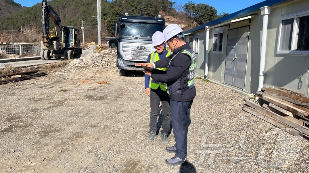 한국농어촌공사 옥천영동지사 직원이 건설 현장을 찾아 안전 점검을 하고 있다. &#40;한국농어촌공사 제공&#41; /뉴스1