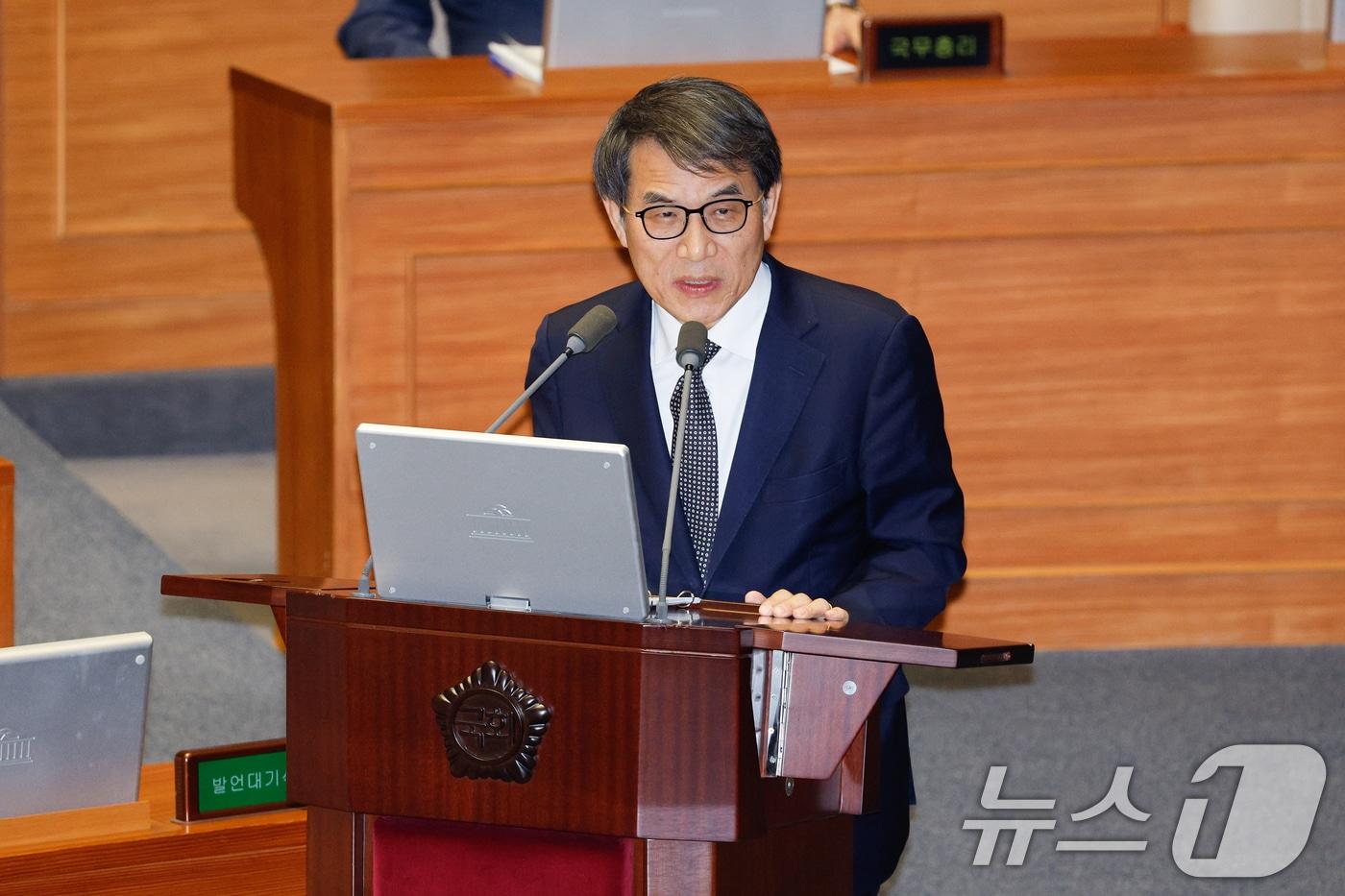 노태악 중앙선거관리위원회 위원장이 13일 오후 서울 여의도 국회에서 열린 제419회국회&#40;임시회&#41; 제3차 본회의에서 조정식 더불어민주당 의원의 윤석열 대통령 위헌적 비상계엄 선포 내란행위 관련 긴급현안질문에 답하고 있다. 2024.12.13/뉴스1 ⓒ News1 안은나 기자