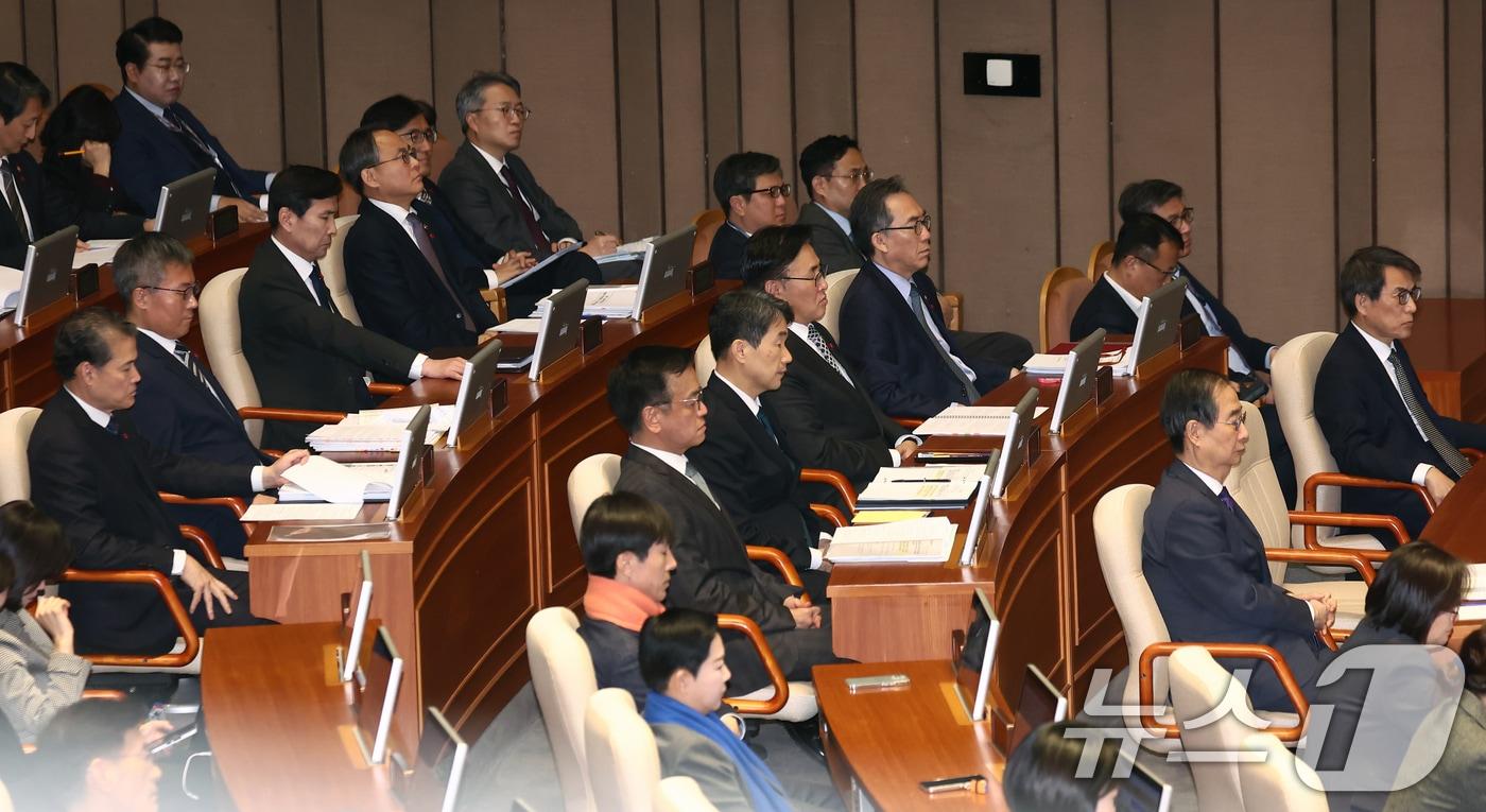 한덕수 국무총리를 비롯한 국무위원들이 13일 오후 서울 여의도 국회에서 열린 윤석열 대통령 위헌적 비상계엄 선포 내란행위 관련 긴급현안 본회의에 출석해 있다. 2024.12.13/뉴스1 ⓒ News1 김민지 기자