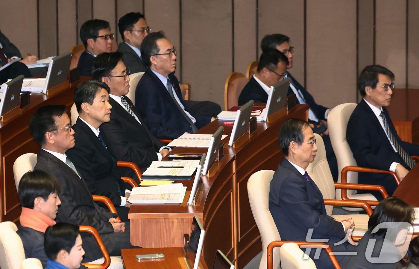 한덕수 국무총리를 비롯한 국무위원들이 13일 오후 서울 여의도 국회에서 열린 윤석열 대통령 위헌적 비상계엄 선포 내란행위 관련 긴급현안 본회의에 출석해 있다. 2024.12.13/뉴스1 ⓒ News1 김민지 기자